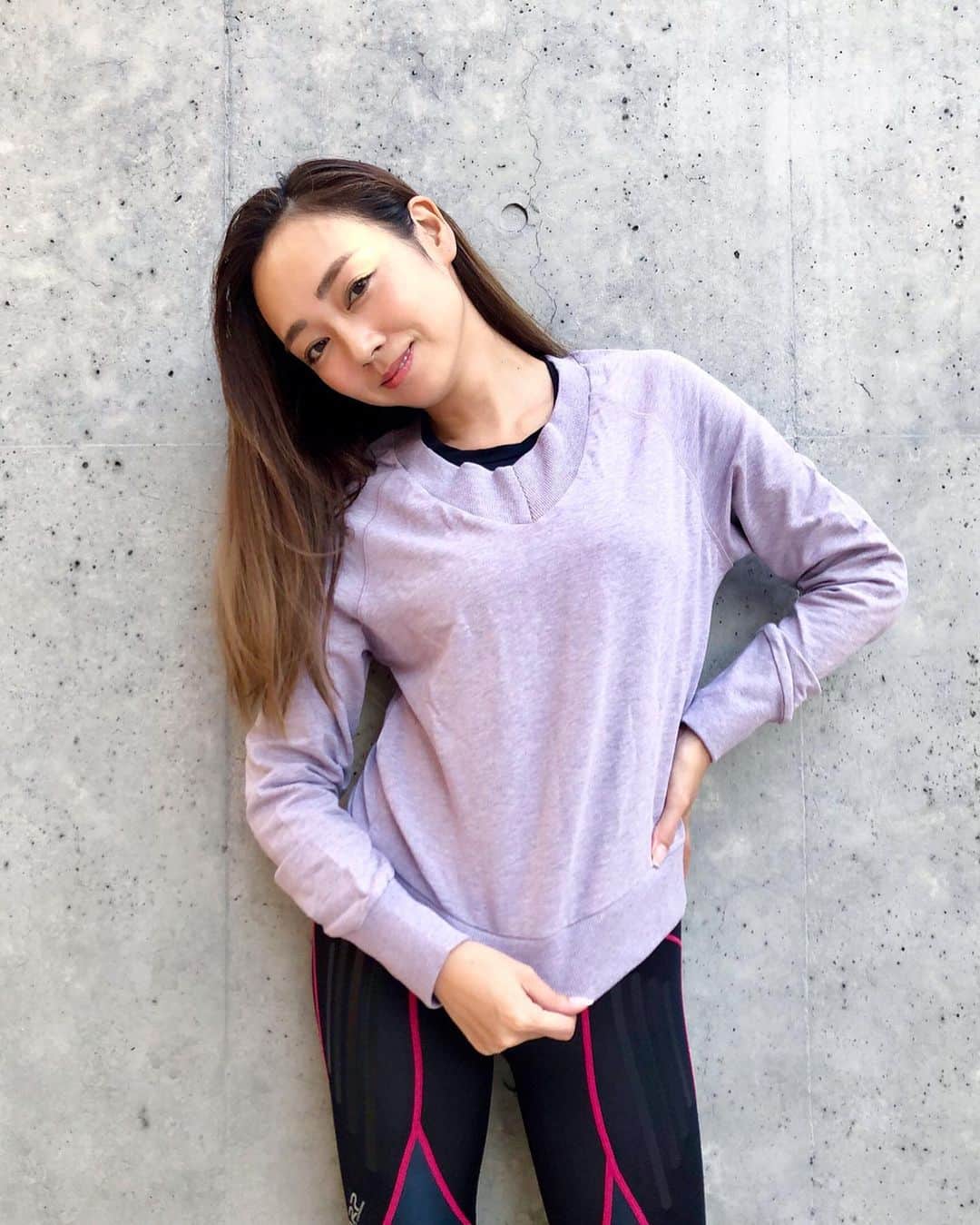 石田美奈子のインスタグラム：「𝕎𝕠𝕣𝕜𝕠𝕦𝕥. . 今日は良い天気だったので#ランニング してきました🏃‍♀️ 今年の10月は晴れの日が少なすぎて、久々のランニング☺︎ . 最近怠けていたので、効率アップのために“THE WARP by ennerre マッスルメーカー1.5”を着用🧡 着用すると通常トレーニングの1.5倍の負荷をかけることができる#コンプレッションウェア です！ 適度な締め付けがあって、効率良く体を鍛えることができます💪✨ 上もスウェットの中に着ていますよ♫ . → @thewarpbyennerre . 夏が終わって気持ち的に油断してしまっているので、トレーニング再開宣言🙋🏻‍♀️ . 💪 → #minako_workout . #workout #gym #training  #thewarpbyennerre #ザワープバイエネーレ #マッスルメーカー #ワークアウト女子 #トレーニング女子 #シェイプアップ #ジム #トレーニング」