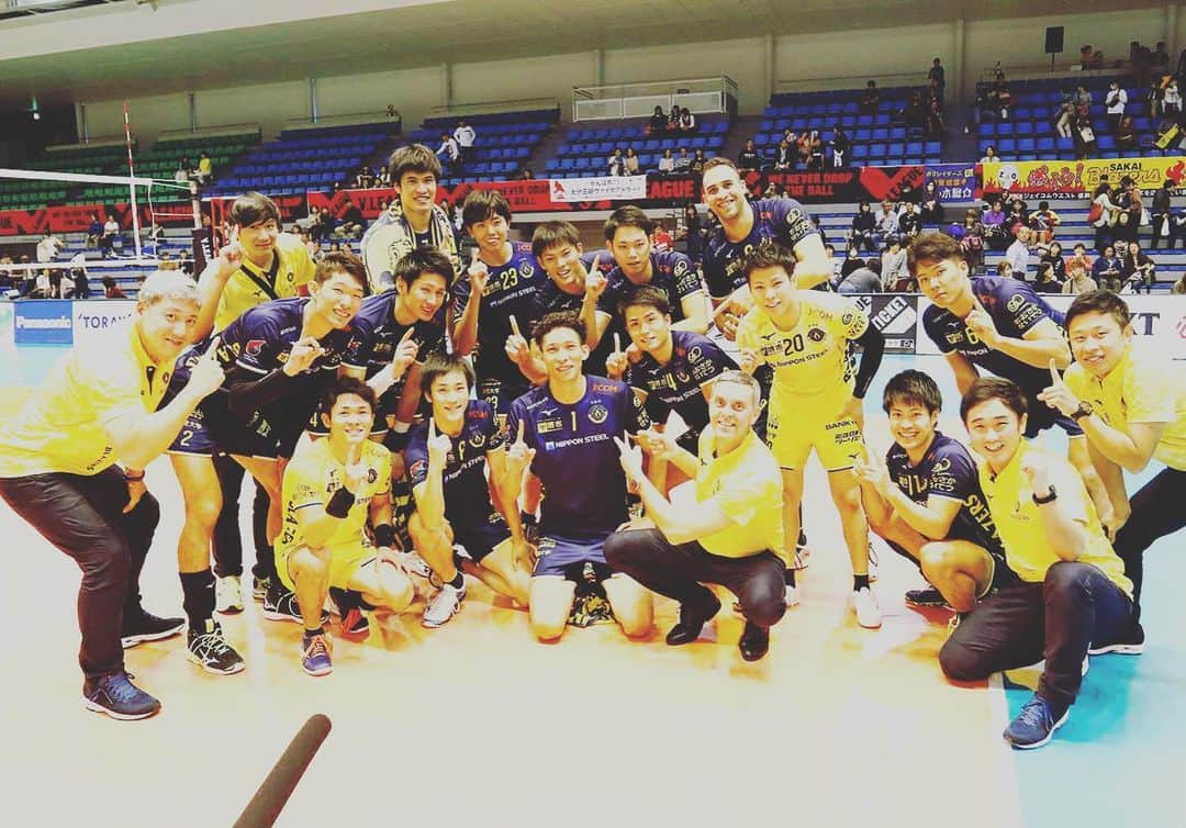 山本智大のインスタグラム：「1勝目あげました✨ 来週に向けてまた頑張っていきたいと思います！ たくさんの応援ありがとうございました😂 #Vリーグ #堺ブレイザーズ #長崎県島原市 #1勝1敗 #来週は広島県福山市 #サントリー #FC東京」