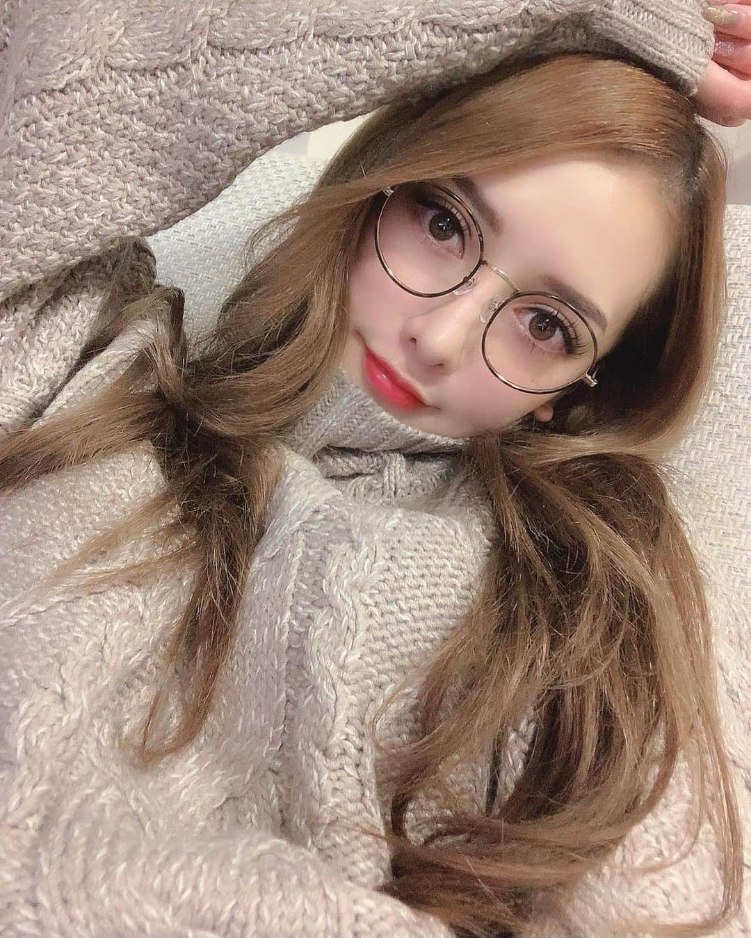 のインスタグラム：「ひまちーん🤓 ひまじんのじどり。 ジョンウィック観に行くかあ🎬 . 昨日 @pationn_official でストレートしたから寝起きでも髪の毛まとまってる🍎 ストレートは絶対石川さんって決めてる！  @takeshi_ishikawa_ ありがとん❤️ . . #sunday #ひまじん」