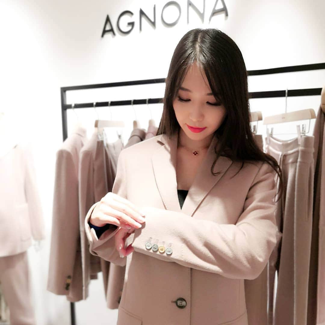 Miyu Toyonagaのインスタグラム：「🍂Cozy and Chic. @agnonaofficial eternal collection.100 % Cashmere materials in powder dark pink.  イタリア発の最高級ラグジュアリーファッションブランド「AGNONA（アニオナ）」が、今シーズンより新コレクション「エターナル」をローンチ💐  29日（火）まで、伊勢丹新宿店にてポップアップストアオープンなので新作を一足早くチェックしに行ってきました。  カシミヤ100％のテーラードコートはエレガントなのに本当に動きやすいライン。  袖口ボタンがユニークなのもポイントです💕  今回のコレクションはエグゼクティブな女性へ向けたコレクションなので私達世代のヤングプロフェショナルの女性達にぴったりだと思いました👐  #アニオナ#エターナル #AGNONA#ETERNALS」