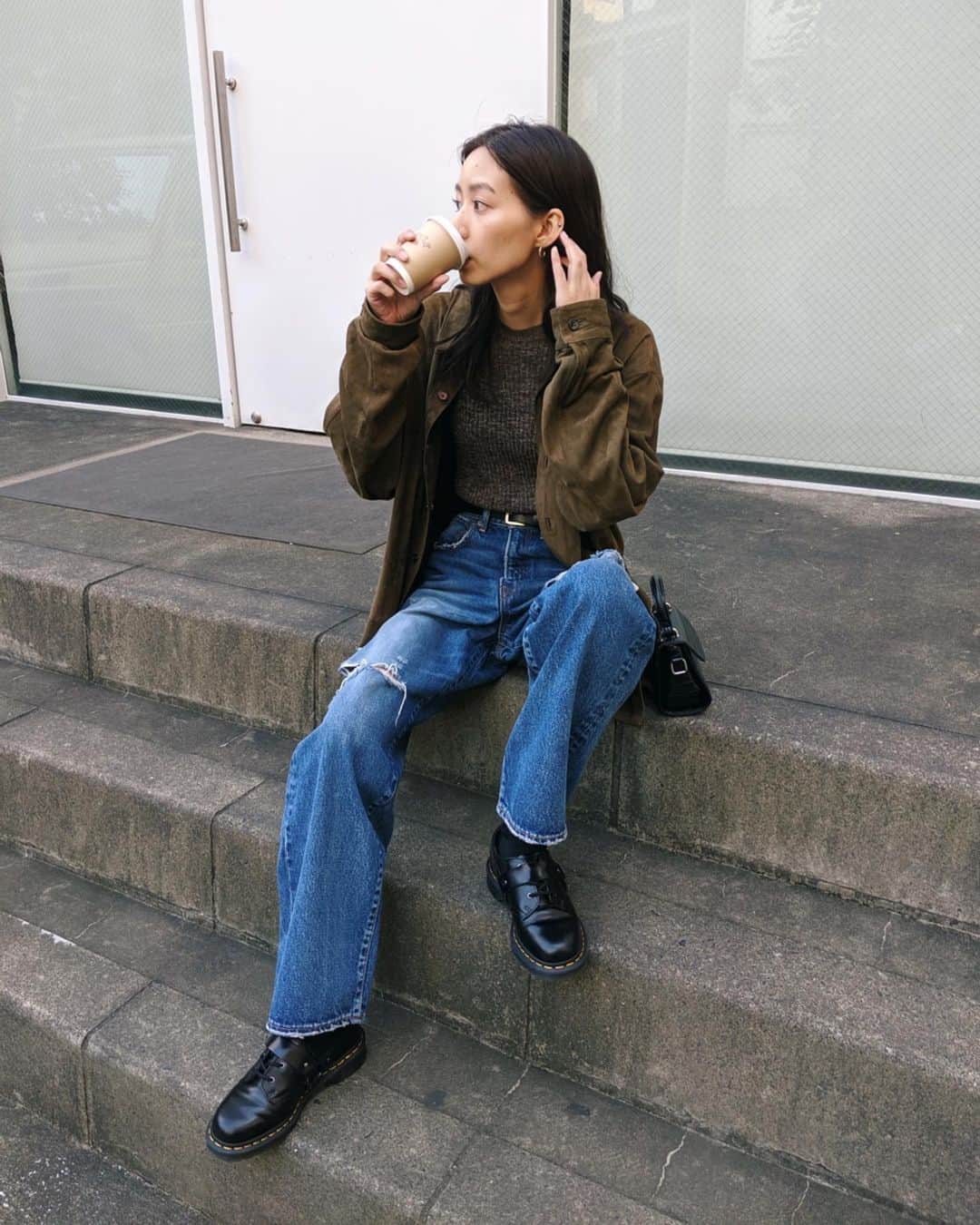 Shiho Sasakiのインスタグラム：「このデニム加工感もシルエットも最高✨ 合わせやすい中濃色で1年通して履き回せそう👖 実は11/9にリニューアルオープンする渋谷店限定JEANSなのです☝️ ちょっと緩めに履きたいからいつもよりワンサイズあげた26inch着用してます❤️ #MOUSSY#MOUSSYSNAP#MOUSSYJEANS」