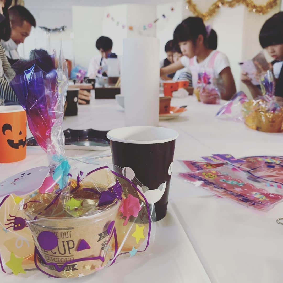 宮前真樹さんのインスタグラム写真 - (宮前真樹Instagram)「#お菓子教室 食学協会でのお菓子教室でした！ バタバタしてしまって反省(･_･; でも皆さんあたたかく受け止めて下さり感謝です涙 ありがとうございました。 #国際食学協会 #かぼちゃのおやつ #カラダにやさしいおやつ 教室内もハロウィンになってた🎃👻 #子供お菓子教室 @shokugakukyoukai」10月27日 18時42分 - miyamaemaki0116