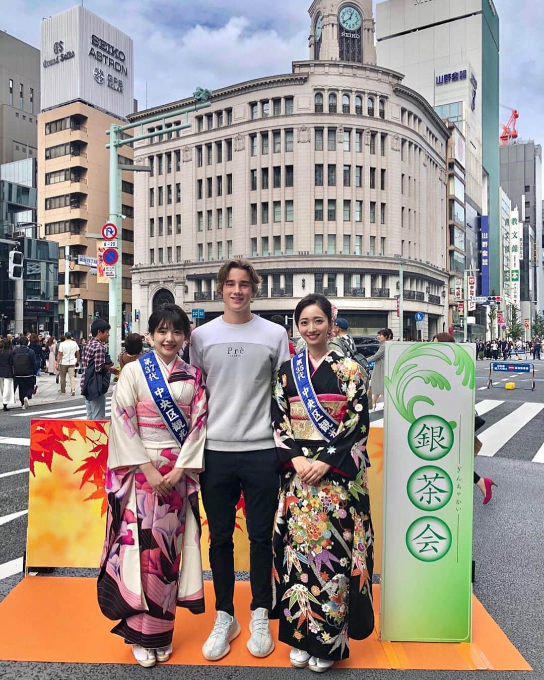 曲渕伊代のインスタグラム：「🇮🇸のイケメンと👱🏻‍♂️💓 #銀茶会 #着物 #振袖」