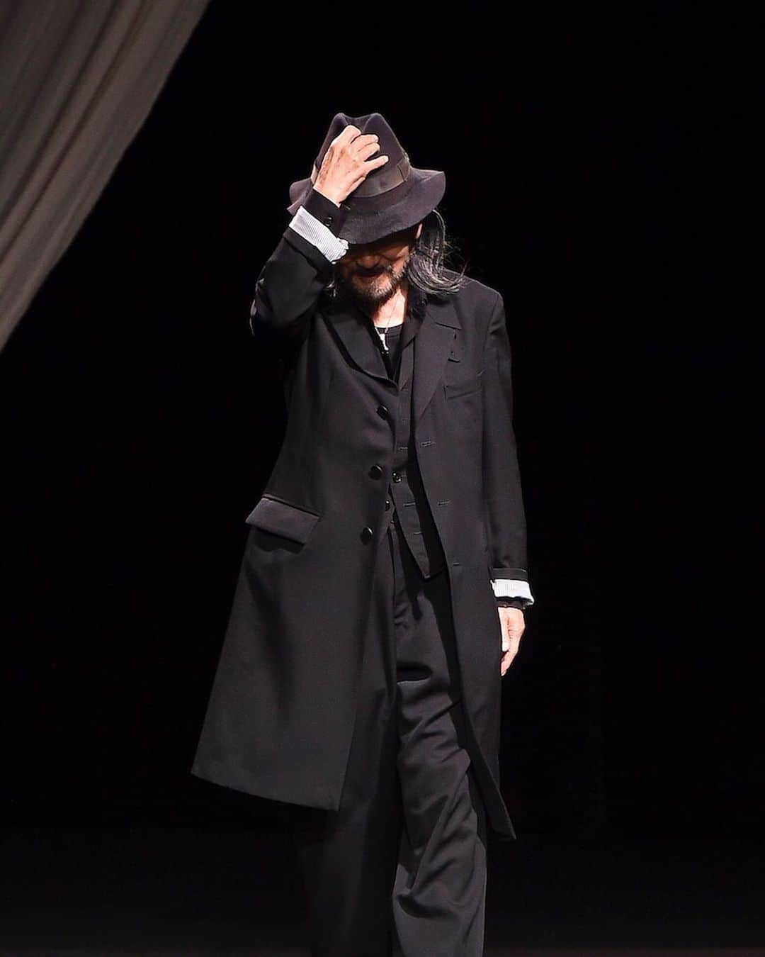 のインスタグラム：「2020年春夏「ヨウジヤマモト」を徹底解説　山本耀司が背中で語った“NO FUTURE”の意味からブランドタブーへの挑戦まで﻿ ﻿ ﻿ 「WWDジャパン」10月21日号は、2020年春夏パリ・ファッション・ウイークの特集第2弾を掲載している。世代が異なる3人が見たパリの新潮流とそこから得られるビジネスのヒントを9つのトピックにわたって紹介し、「ヨウジヤマモト（YOHJI YAMAMOTO）」はそのうちの1つのトピックス、「コミュニティー」の形成が上手いブランドとして取り上げた。9月27日にパリで開催されたショーはファンがうなる仕掛けが盛りだくさん。ここでは、そんな20年春夏コレクションを展示会で取材した追加情報も加え、5つのポイントで解説する。﻿ ﻿ フィナーレに登場した山本耀司デザイナーが着用していたコートの背中には、“NO FUTURE”の文字があった。日本語で「未来はない」の意味だが、いったいそのこころとは？誰の「未来」がなぜ「ない」というのか。その真相は、ストーリーまたはプロフィールのリンクからチェック → @wwd_jp﻿ ﻿ PHOTO：KIM WESTON ARNOLD﻿ ﻿ #2020ss #20ss #ss2020 #ss20 #PFW #PFW2019 #ParisFashionWeek #fashionweek #nofuture #yohji #yohjiyamamoto #ヨウジヤマモト #山本耀司﻿」