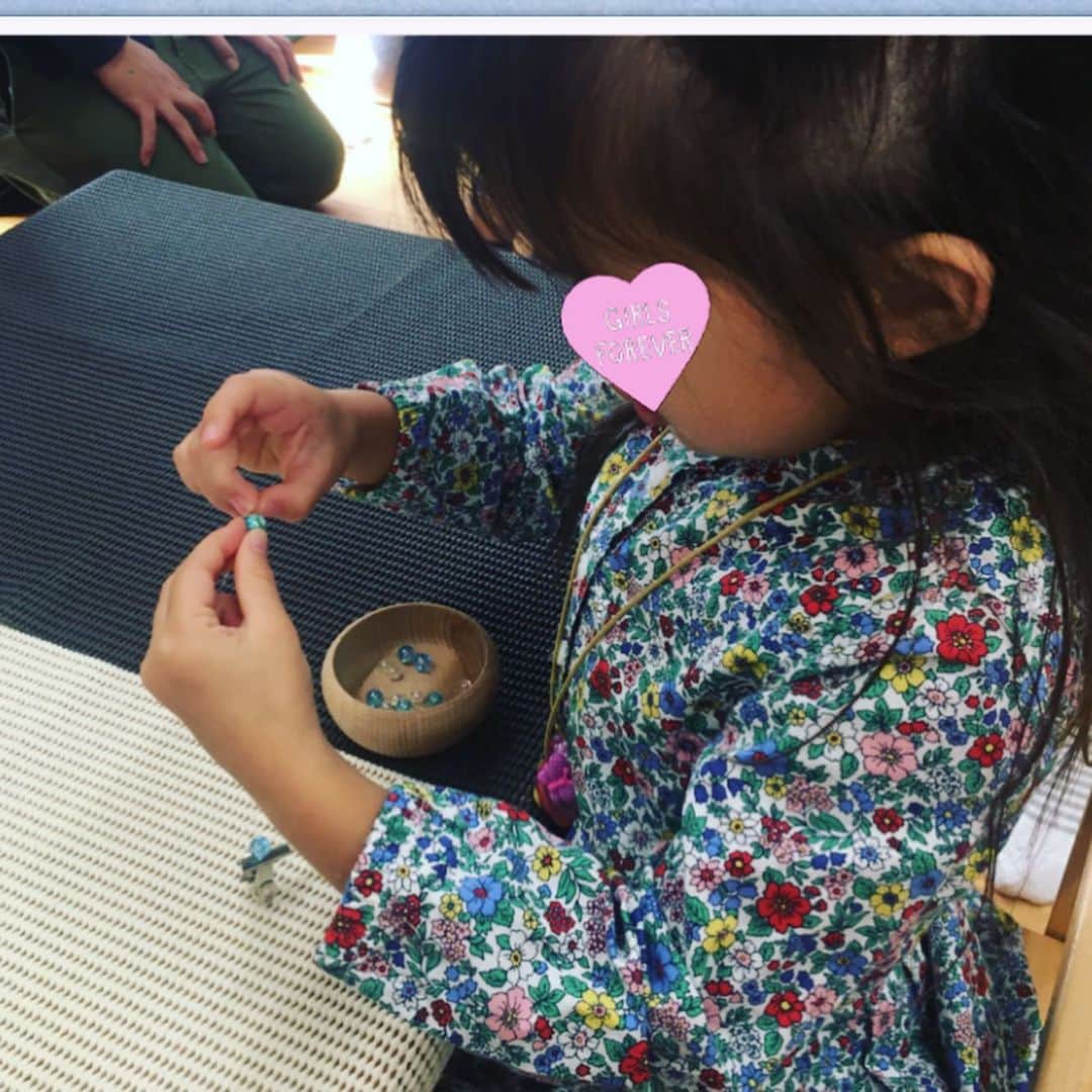 六車奈々さんのインスタグラム写真 - (六車奈々Instagram)「今日は、娘の保育園の秋祭り。 私はヨーヨー釣り担当^ - ^  綿菓子食べたり、 ブレスレット作ったり、 楽しい一日になりました^ ^  #秋祭り #保育園 #娘と #娘とママ」10月27日 18時50分 - nanarokusha