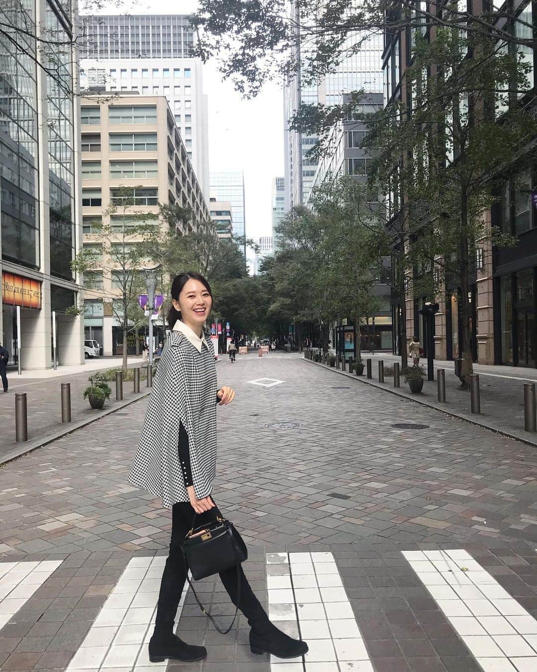 橋本まゆのインスタグラム：「この時期めっちゃ使えるポンチョ🍂﻿ ﻿ 主人にも着た瞬間それ可愛いやん。って言ってもらえた（笑）﻿そして何よりも着やすい🥺👏﻿ リボンの取り外しが出来るのでもう少し寒くなったらハイネックと合わしたい💓﻿ ﻿ #秋服#秋コーデ#シンプルコーデ#ポンチョ#ロングブーツ#fashion」