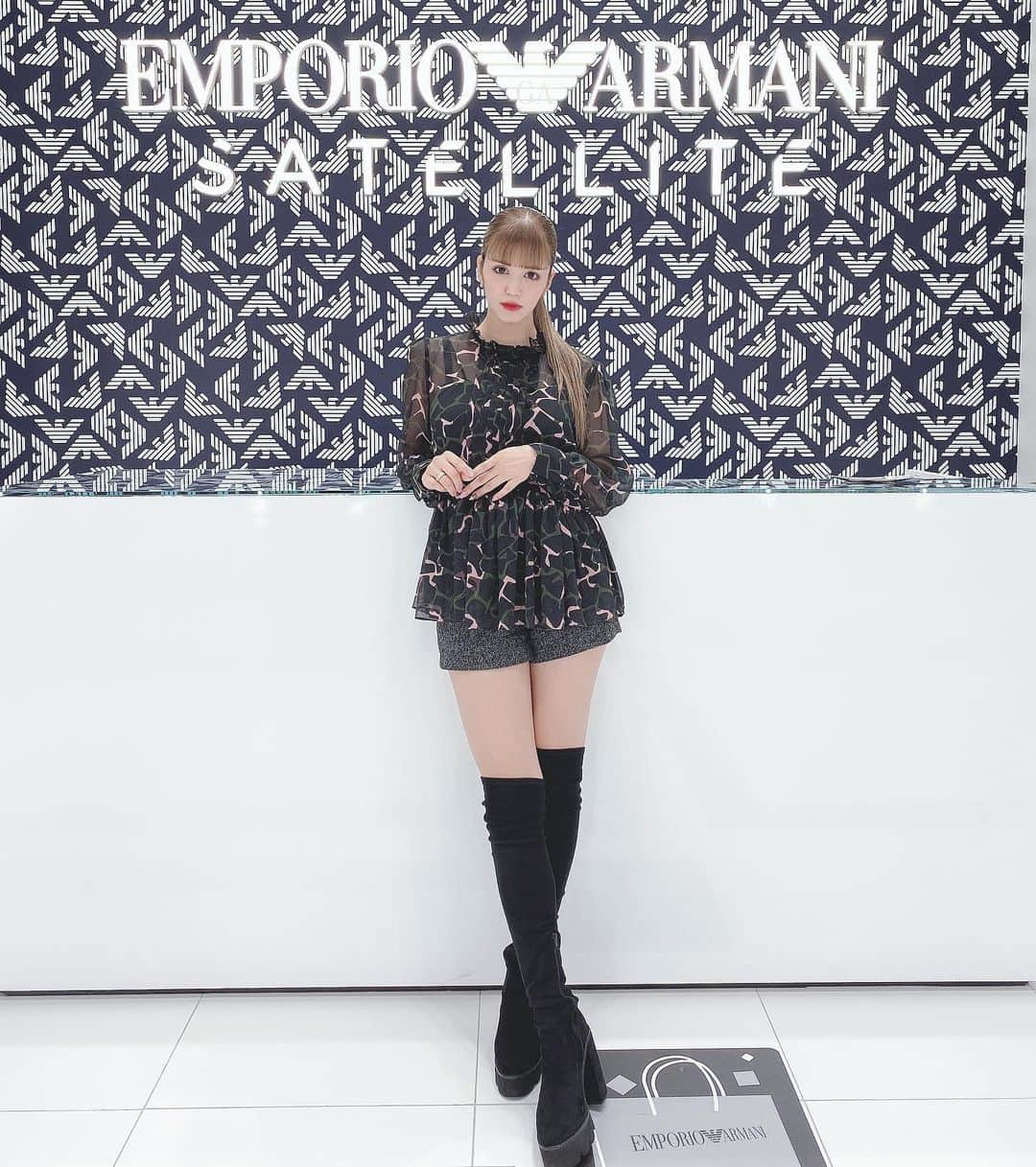 のインスタグラム：「11月1日にオープンする渋谷スクランブルスクエア内にあるEMPORIO ARMANIさんに一足お先に遊びに行ってきました♥️ 店内も商品もどれも可愛くてまたオープンしたら遊びに行きたいな☺️ 写真で着用してるブラウス、バッグはARMANIさんのだよ💋 #EAShibuya #emporioarmani #shibuyascramblesquare」