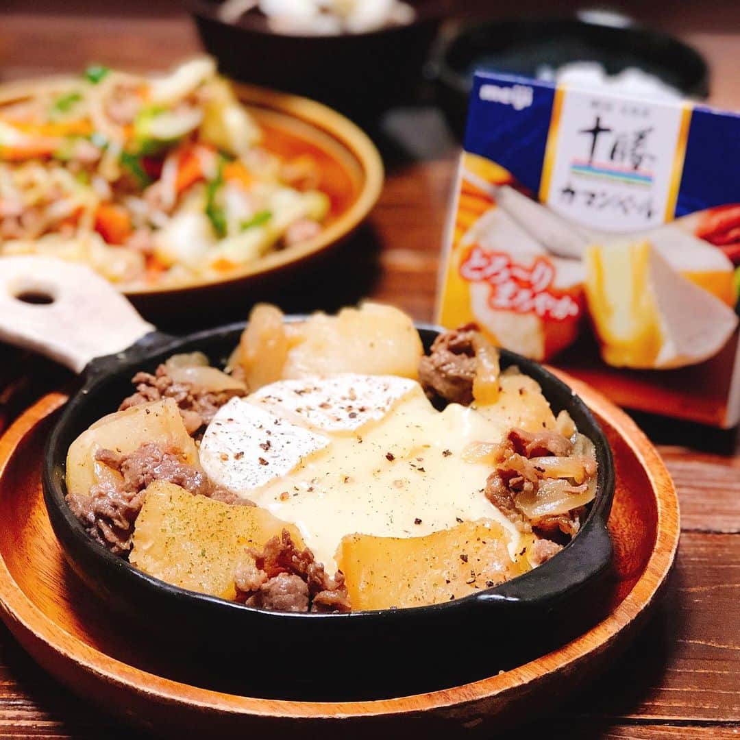 ゆうきさんのインスタグラム写真 - (ゆうきInstagram)「明治北海道十勝カマンベールチーズを使って、#カマン飯 で晩御飯。 カマンベールチーズは 私もワインのお供に食べたりしますが、 手軽に作れる和食ともこれまた合うんです。 それを知れたのが、「カマン飯」。 その中で 予約の取れない家政婦makoさん考案のレシピ、 「カマンベール肉じゃが」に挑戦しました。  甘辛く煮た肉じゃがに 仕上げにカマンベールチーズを乗せて、 蓋をして蒸し焼き。  肉じゃがにカマンベールチーズ？ と驚くかもしれませんが、 素材はチーズに相性ぴったりの お肉に、じゃがいも。 おいしくない訳がない。  いつもとは違った肉じゃがを味わえると共に、 肉じゃがだから、やっぱりほっとする味わいもあって。  カマンベールチーズ、 醤油ベースや味噌ベースの味付けにも ぴったりハマる！という発見がありました。  カマンベールチーズを仕上げに乗せて、 少し熱を加えれば、 手軽に美味しい#カマン飯 が味わえます。  お好みのおかずに合わせて ぜひ「カマン飯」を楽しんでみてください☺︎ ・ 10月25日(金)からは キャンペーンも開催します！  明治の『カマン飯』プロモーションに参加中です。 ・ ・ ・ #カマン飯#おうちごはん#明治#明治北海道十勝カマンベールチーズ#晩ごはん#夜ご飯#夕食」10月27日 18時55分 - yuukitohikari
