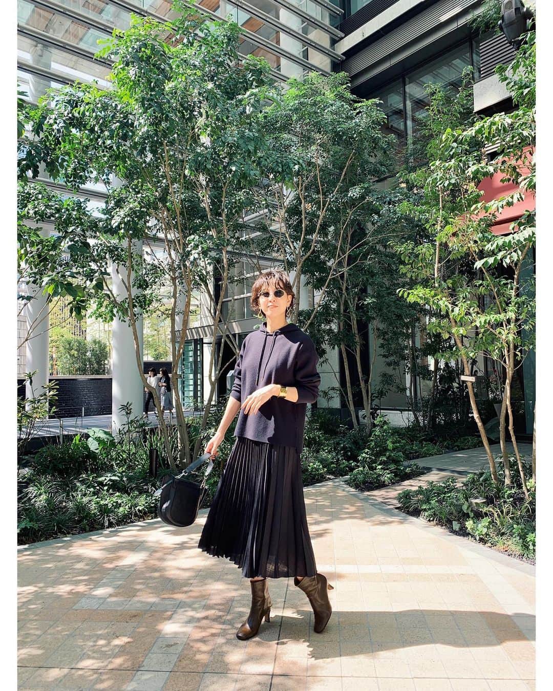 23区さんのインスタグラム写真 - (23区Instagram)「#23KU_DAYS 🚶‍♂️to  NIHOMBASHI﻿ ﻿ ラフに過ごしたい休日も、﻿ 日本橋なら少しきれいめなスタイリングが◎﻿ ﻿ ブラックのニットパーカーに、﻿ プリーツスカートとヒールのショートブーツで﻿ リラックス感のあるシティなスタイリングが完成﻿ ﻿ 日本橋のNEW SPOTで﻿ お気に入りの本を見つけに行きたい🚶‍♂️📕﻿ ﻿ ﻿ ﻿ ﻿ ﻿ ﻿ -------------------------------------------------﻿ ﻿ #23KU_DAYS_NIHOMBASHI #23区 #23區 #MYSTANDARD23 #NIHOMBASHI  #fashion #style #code #coordinate ﻿ #ブラックコーデ #パーカーコーデ #リラックスコーデ #リラックススタイル #プリーツスカート #スカートコーデ  #コーデ #コーディネート #休日の過ごし方 #私の休日#タビジョ #コレド室町 #コレド室町テラス #誠品生活 #日本橋」10月27日 19時04分 - 23ku_official