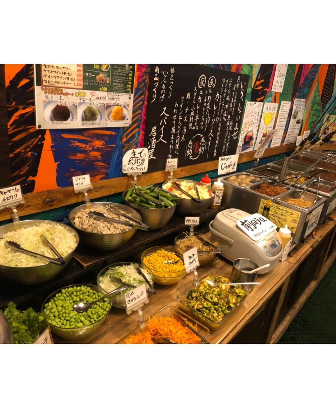 MICさんのインスタグラム写真 - (MICInstagram)「🍛🍛🍛 . . 先日またまた　もうやんカレーへʕʘ̅͜ʘ̅ʔ . 今回は新宿にある十二社店におじゃましたよ❤︎ （ @moyan360ezweb.ne.jp ） . . 第一号店の十二社店は唯一　夜にもビュッフェが実施されてるお店✨ . 写真で種類の多さ伝わるかな？ もうやんファームで作られたたくさんのお野菜のトッピング、いろんな種類のカレー、おうどんや春雨なんかも！ . . こんなにお野菜がたくさん食べられるカレー屋さん他にあるのかなっておもう🥦 ジャンボ釜でいつも焼き立てが食べられるぶら下がりチキンもジューシーで、 本当においしいの！ . どれもどれもおいしくて　全部食べたいのにいつも全種類制覇できなくて自分の腹を恨む。笑 . . 今回は辻社長おすすめのカレーにあうワインといっしょに頂いたよ🍷 ためにな〜るお話を聞いて楽しい時間だった(꒦ິ⌑꒦ີ) . ビュッフェは驚きの1200円‼️ いまでもめちゃくちゃ人気やけど　破格すぎて心配になるレベル。(;ↀ⌓ↀ) . . #もうやんカレー #グルテンフリー #グルテンフリーカレー #カレー #カレーライス #新宿グルメ #カレー好き #カレー巡り #カレー大好き #好物　#晩ご飯　#新宿カレー　#大好物　#新宿ディナー　#グルメ女子  #グルメ好き」10月27日 18時59分 - micmofmof