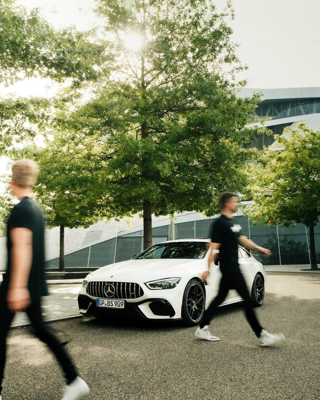Mercedes AMGさんのインスタグラム写真 - (Mercedes AMGInstagram)「[Kraftstoffverbrauch kombiniert: 11,3 l/100 km | CO₂-Emissionen kombiniert: 257 g/km | http://amg4.me/efficiency-statement | Mercedes-AMG GT 63 S 4MATIC+ 4-Türer Coupé]  A beauty in motion, a beauty at standstill.  Photos: @noahsambenjamin  #MercedesAMG #AMGGTFAMILY #DrivingPerformance」10月27日 19時00分 - mercedesamg