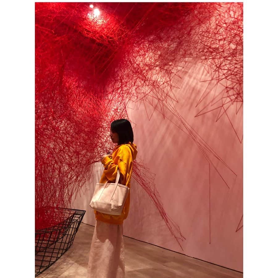 生越千晴のインスタグラム：「. #塩田千春展 #魂がふるえる  滑り込みセーフ🕸」