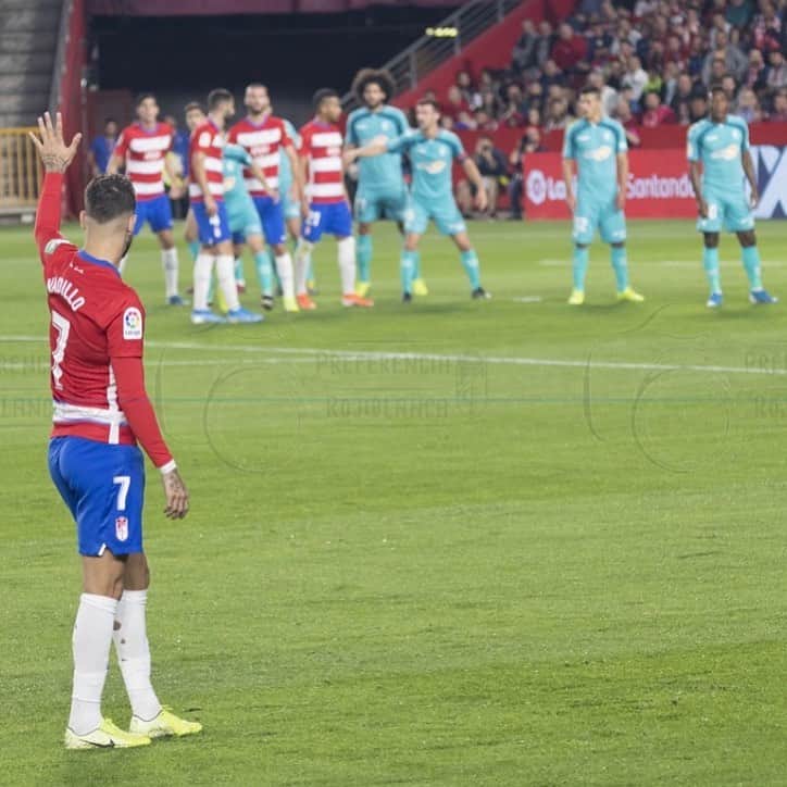 アルバロ・バディージョのインスタグラム：「Hoy nos vemos de nuevo en Los Carmenes para disfrutar y competir un partido realmente especial. 🏟👏🏻 Todos juntos!!! #GranadaBetis #VamosGranada #Eternalucha 🔴⚪️」