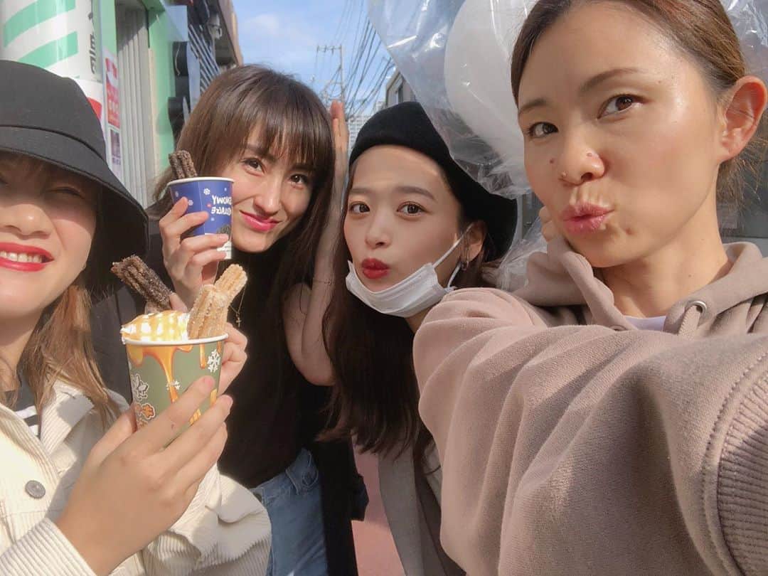 近藤千尋のインスタグラム：「ひっさしぶりの新大久保へ 一瞬だけお邪魔してきました❤️ 1.2年ぶりの新大久保は 知らないお店だらけで 美味しそうなご飯やデザートが沢山…🍴😍 ベレー帽とジャケットは @dholic_official 🥰  #お腹が重すぎて #疲れ切ってすぐ退散しました #2枚目の現実 笑 #インフルエンザ気をつけましょう !!!」