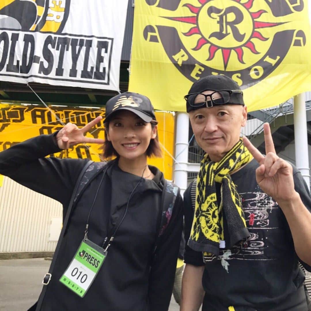 西谷綾子のインスタグラム：「✴︎ vsアビスパ福岡 4-0で勝利😆👏 最高に良い気分っ☺️💓 ・ パッパラ河合さんと試合前にバッタリ✨ 午前中は手賀沼エコマラソンゲストランナーとして 走りステージ出演だったみたいです🏃🎼 (私も駒沢公園で30km走でした☺️) ・ さて10/27(日)よる8:30〜 柏レイソル応援番組📣⚽️ 「ライジングレイソル」観てねー😍 ・ #柏レイソル #首位 #残り4節 #優勝 #楽しみ #ワクワク #選手たちの笑顔  #サッカー #笑顔 #j1昇格 #みんなで喜び合いたい  #soccer #reysol #jleague #japan #publicviewing  #kashiwa #kashiwareysol #football #vitoria」