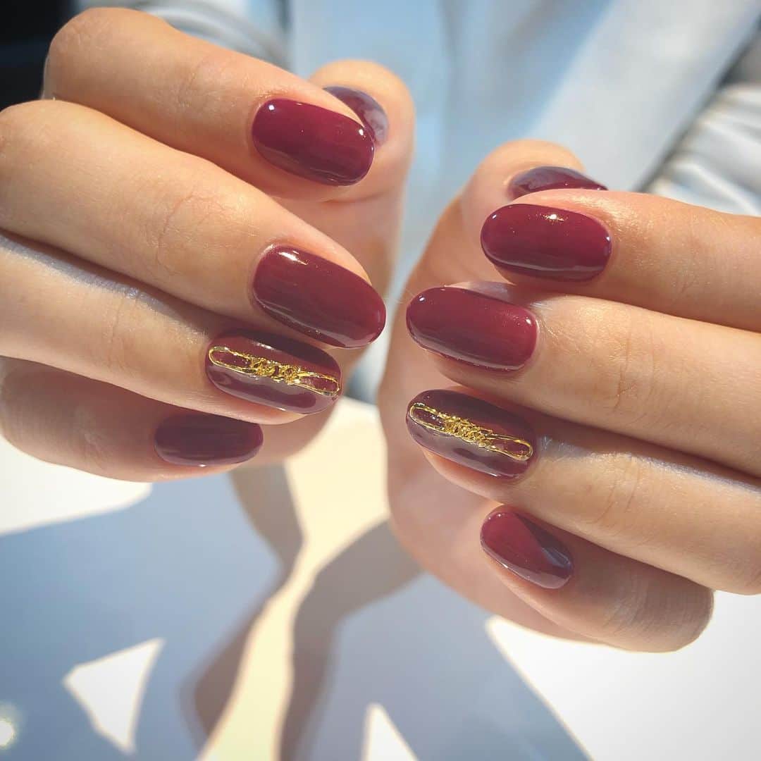 RUBY&ONYX by Kanako Miuraのインスタグラム：「⛓こっくりボルドー⛓ ・ チェーンで強めのアクセントON！ ・ ・ 10/28 18:00〜 10/29 15:00〜(シンプル) 10/31 12:00〜,15:00〜,18:00〜  ご案内可能です🥰  そのほかのお時間もお問い合わせください💫  お子様もお隣に座れるルームや個室もございます💡 ・ ・ 🌿月額制もやってます🌿 ○プレミアム会員(ハンド&フット)¥29,800(税抜)・ ○ハンドレギュラー会員¥14,800(税抜)・ ○フットレギュラー会員¥14,800(税抜)・ ・ それぞれ全てのメニューが月に何度でもご利用頂けます。  ご予約、お問い合わせはDMまたは 0354595882 LINE ID：@ rubynail までお気軽にどうぞ💫  #daikanyama#nailsalon#nail#gelnail#rubyandonyx#handnail#mode#cool#studs#menscare#ART#autumnnails#メンズネイル#メンズケア#定額制ネイル#通い放題#ジェルネイル#ネイル#ノーサンディング#ショートネイル#代官山ネイルサロン#トレンドネイル#秋ネイル」