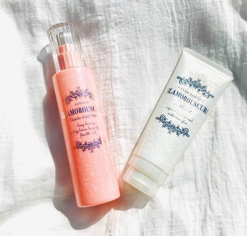 長谷川慧のインスタグラム：「最近使っている中野製薬様のヘアケア。ヘアアイロンやドライアーのダメージケアに最適です✨パッケージも可愛くて髪の毛がつるん、とします❤️これから乾燥してくる季節にぴったりです！ #中野製薬」