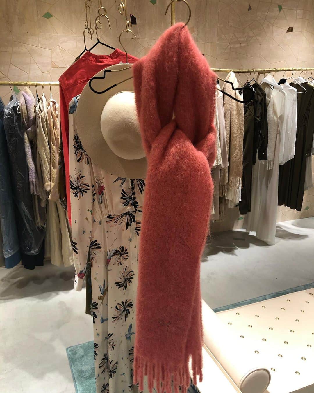 Ayaさんのインスタグラム写真 - (AyaInstagram)「#outfitoftoday . ロングコートとロングブーツの組み合わせ . @forte_forte のコートは メンズライクなカーキだけど、大きな襟と切り替えラインと柔らかな着心地が上質なコート 9/6にオープンしたばかりの ginza six店はゆっくり選べる素敵な空間でした♡ . tops @stunninglure  boots @pellico_japan  bag @zanchetti_italia . #forte_forte #フォルテフォルテ #forteforteginzasix  #pellico #zanchetti #zanchetti_aya」10月27日 19時17分 - aya_green1010