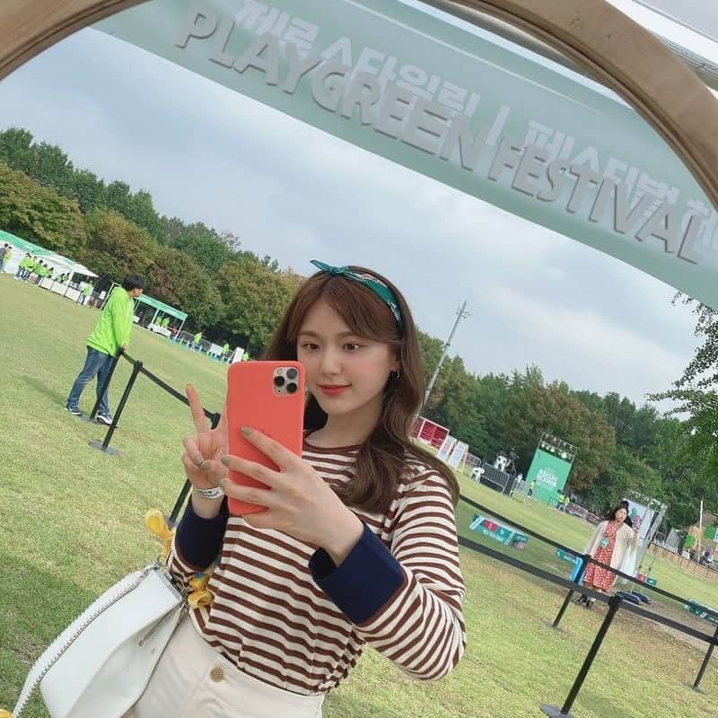 ひよんさんのインスタグラム写真 - (ひよんInstagram)「🍃💇‍♀💄💞 ㅤㅤㅤㅤㅤㅤㅤㅤㅤㅤㅤㅤㅤ イニスフリーが主催している韓国でのイベントに 遊びに行ってきたよ💓 韓国のイベントに行くのはこれが初めて🤭！ イニスフリーらしいエコをテーマにしたイベントで、 すごくリフレッシュされたし自然が気持ちよかった😍🌿 ㅤㅤㅤㅤㅤㅤㅤㅤㅤㅤㅤㅤㅤ イベントにはヘアアレンジブース・コスメブース・フードブースがあったり、色々体験できて楽しかった🤭💜 いらなくなったリップをクレヨンにリサイクルしてるのが すごく素敵だと思った☺️💄🖍♻️ 日本では空きスキンケア容器を店舗に持っていけば、 ポイントと交換してくれるみたいだから みんなも行ってみてね😊！ 来年も普通に行きたいな〜☺️！ ㅤㅤㅤㅤㅤㅤㅤㅤㅤㅤㅤㅤㅤ #make #makeup #koreanmakeup #korea #koreangirl #feeyong #pr #韓国 #イニスフリー #グリーンティーシードセラム #チェリーブッロサムトーンアップクリーム #ノーセバムミネラルパウダー #ひよん」10月27日 19時17分 - cchan_fee4