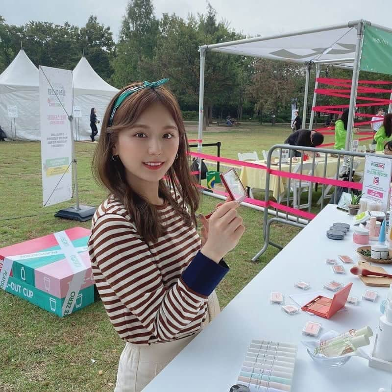 ひよんさんのインスタグラム写真 - (ひよんInstagram)「🍃💇‍♀💄💞 ㅤㅤㅤㅤㅤㅤㅤㅤㅤㅤㅤㅤㅤ イニスフリーが主催している韓国でのイベントに 遊びに行ってきたよ💓 韓国のイベントに行くのはこれが初めて🤭！ イニスフリーらしいエコをテーマにしたイベントで、 すごくリフレッシュされたし自然が気持ちよかった😍🌿 ㅤㅤㅤㅤㅤㅤㅤㅤㅤㅤㅤㅤㅤ イベントにはヘアアレンジブース・コスメブース・フードブースがあったり、色々体験できて楽しかった🤭💜 いらなくなったリップをクレヨンにリサイクルしてるのが すごく素敵だと思った☺️💄🖍♻️ 日本では空きスキンケア容器を店舗に持っていけば、 ポイントと交換してくれるみたいだから みんなも行ってみてね😊！ 来年も普通に行きたいな〜☺️！ ㅤㅤㅤㅤㅤㅤㅤㅤㅤㅤㅤㅤㅤ #make #makeup #koreanmakeup #korea #koreangirl #feeyong #pr #韓国 #イニスフリー #グリーンティーシードセラム #チェリーブッロサムトーンアップクリーム #ノーセバムミネラルパウダー #ひよん」10月27日 19時17分 - cchan_fee4