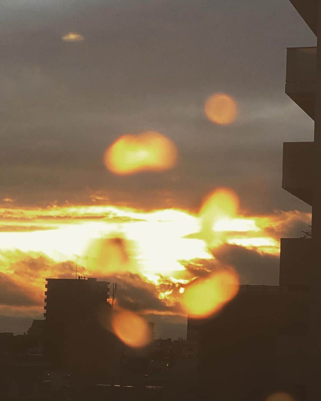 千眼美子さんのインスタグラム写真 - (千眼美子Instagram)「・ 雨上がりの窓辺。 遠近。いとおかし。 #一昨日のね #夕方 #雨上がり #夕焼け #夕日」10月27日 19時18分 - yoshiko_sengen