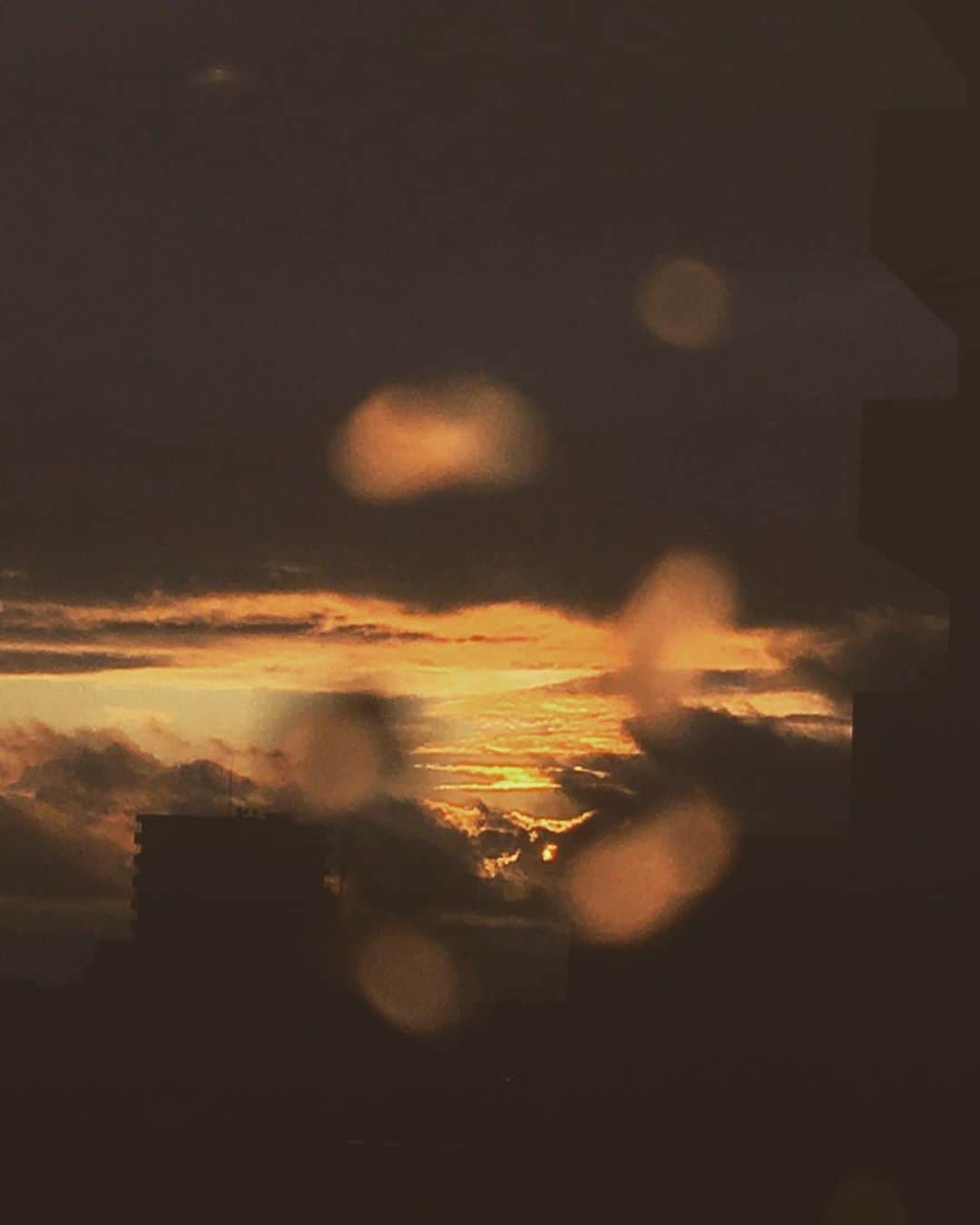 千眼美子さんのインスタグラム写真 - (千眼美子Instagram)「・ 雨上がりの窓辺。 遠近。いとおかし。 #一昨日のね #夕方 #雨上がり #夕焼け #夕日」10月27日 19時18分 - yoshiko_sengen