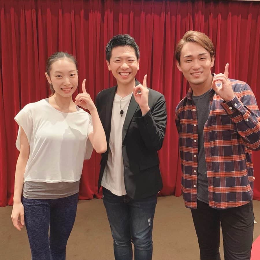 上坂嵩さんのインスタグラム写真 - (上坂嵩Instagram)「#劇団四季 #パリのアメリカ人 の舞台裏を潜入取材！！﻿ ﻿ ご案内してくれたのは、リズ役の #近藤合歓 さんとアンリ役の #山下啓太 さん💃🕺﻿ ﻿ 聖域であるステージに上げていただいただけではなく、舞台演出やこだわりが詰まった小道具についてもご解説いただきました✨﻿ 劇団四季の凄さ。その裏側に迫る企画です！﻿ ﻿ 四季ファンの私にとっては恐縮至極の時間！﻿ 興奮具合が、収録中に撮っていただいた写真からも溢れてしまいました😂笑﻿ ﻿ "心踊る芸術"とも言うべき、劇団四季の最新ミュージカル！﻿ あすの #ドデスカ で放送予定です！﻿ お見逃しなく！！﻿ ﻿ ﻿ #名古屋四季劇場 #メーテレ #上坂嵩」10月27日 19時25分 - takashi_uesaka_nbn