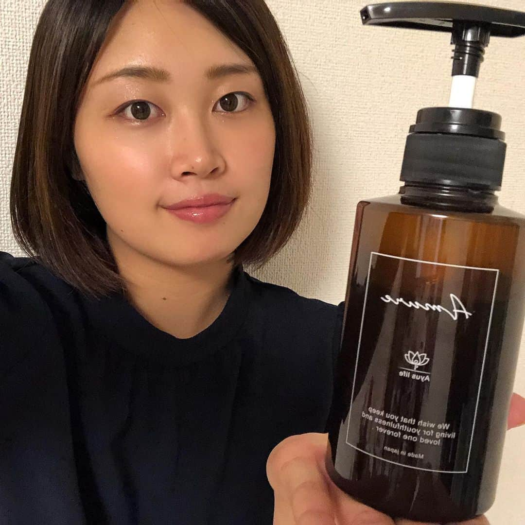 下平夏奈さんのインスタグラム写真 - (下平夏奈Instagram)「秋は乾燥による髪のダメージが 気になる季節🍁 ボブヘアーだと どうしても毛先が広がりがち。 : そこで、いま話題の 使うほどに髪本来の艶、柔軟性、 ハリが復活するという 【アムレシャンプー】を試してるよ〜✨ :  バニラ系の甘い香りで 幸せな気分になれるし✨  アミノ酸由来の洗浄成分をベースに 1.毛髪補修してくれる成分 2.香りを持続する成分 3.頭皮環境を整える成分 4.UV対策成分 5.白髪対策成分 6.艶ハリに働きかける成分  この6つの特徴的な成分を配合していて 髪を乾かした後も しっとりツヤツヤで 使い始めて１週間くらいで 扱いやすい髪になってきていて 本当に嬉しい...\♡/ : ヘアケアも拘りをもって 美髪✨目指します🛁*。 : : #アムレシャンプー #ハイブリッドシャンプー #ヘアチャージセット #pr #美容大好き  #ヘアケア #ボブヘア #ボブヘアアレンジ #アスリート #美容 #セカンドキャリア #下平夏奈 #美髪 #トリートメント #シャンプー  #コンディショナー#ヘアカラー #organic  #毎日の日課 #hair #fashion #code」10月27日 19時28分 - kana0412.sss