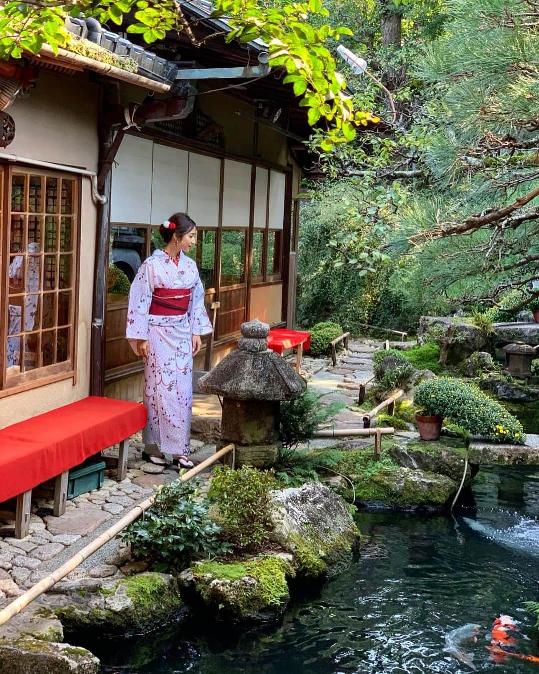 雨宮みずきさんのインスタグラム写真 - (雨宮みずきInstagram)「． 素敵な日本庭園で 撮影させてもらえたよ❤️ ここは京都 高台寺北門の近くの 洛匠さんのお庭になります😌 ． お着物はスタジオ四季さんの @maiko_henshin_shiki  ものを着てます👘 私は今回レンタル着物だけだったん ですが実は舞妓さんに変身ができちゃう 有名なスタジオになってます😍 たくさんの着物から選べるし 店内のお化粧直しのお部屋も広く アメニティなど充実してるのでおススメ🙌 場所は清水寺の下の 二年坂の下にあります☺️‼️ 次は舞妓さんになりたいなぁ〜🙄 ． #舞妓変身スタジオ四季 #舞妓さん #舞妓体験 #舞妓さん体験 #レンタル着物 #レンタル着物京都 #芸妓 #着物ヘア #着物女子 #二年坂 #清水寺 #洛匠 #わらび餅 #京都カフェ巡り #京都カフェ #maiko #kimonostyle #kimono #kimonodress #japaneseculture」10月27日 19時30分 - ammymzk0926