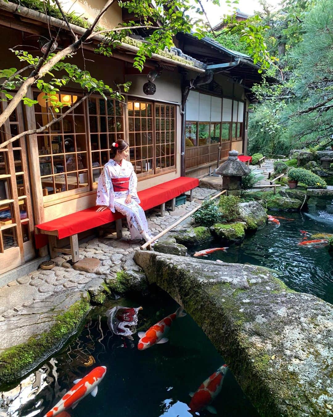 雨宮みずきさんのインスタグラム写真 - (雨宮みずきInstagram)「． 素敵な日本庭園で 撮影させてもらえたよ❤️ ここは京都 高台寺北門の近くの 洛匠さんのお庭になります😌 ． お着物はスタジオ四季さんの @maiko_henshin_shiki  ものを着てます👘 私は今回レンタル着物だけだったん ですが実は舞妓さんに変身ができちゃう 有名なスタジオになってます😍 たくさんの着物から選べるし 店内のお化粧直しのお部屋も広く アメニティなど充実してるのでおススメ🙌 場所は清水寺の下の 二年坂の下にあります☺️‼️ 次は舞妓さんになりたいなぁ〜🙄 ． #舞妓変身スタジオ四季 #舞妓さん #舞妓体験 #舞妓さん体験 #レンタル着物 #レンタル着物京都 #芸妓 #着物ヘア #着物女子 #二年坂 #清水寺 #洛匠 #わらび餅 #京都カフェ巡り #京都カフェ #maiko #kimonostyle #kimono #kimonodress #japaneseculture」10月27日 19時30分 - ammymzk0926