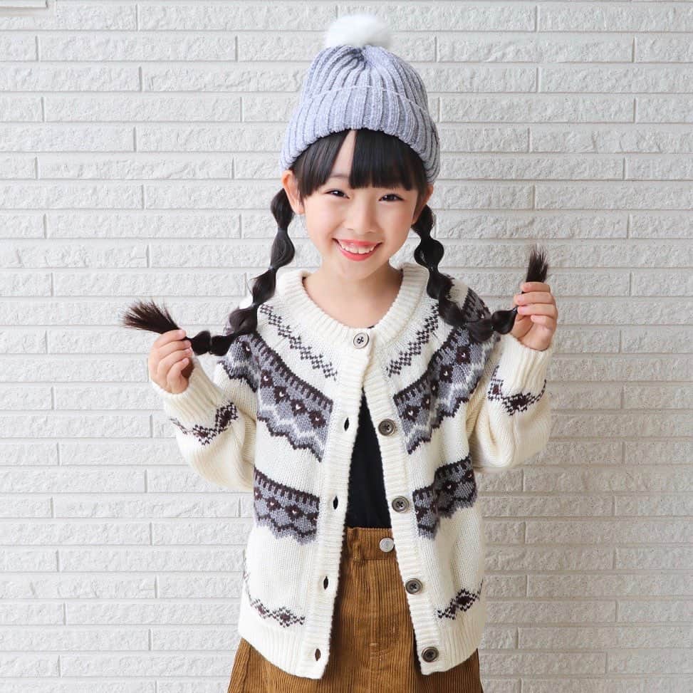 Akiのインスタグラム：「10/27 ・ 久しぶりにさ 玉ねぎヘアーをしてみたのね ・ え、なにこれ 玉多すぎじゃない？← ・ #玉は全部でいくつあるでしょう ・ ・ そして毎回思うのは これ玉ねぎじゃなくて 宮殿とかのアレに見える🏰←伝われ ・ ・ そんな今月の  @breeze__official コーデ👖 #breezecrew ・ これからの時期ピッタリの あったかアイテム達🥰 ・ 生地が温かいのはもちろんだけど かわいい冬デザインで見た目からあったか⛄️ ・ ・ これ着てインフルエンザの予防接種しておいたら 無敵な気がする☺️✊ #病は気から ・ ・ ・ 娘着用アイテム👧🏻 110cm/17kg 120着用 ☑︎ニットカーディガン ☑︎レギンス付きコーデュロイスカート ☑︎ボンボン付きニット帽 ・ ・ ・ ・ #breeze#ブリーズ#ぶりくる#ブリーズキッズ」