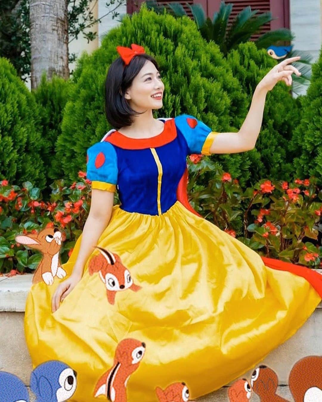 のインスタグラム：「こんばんは😊✨❣️ . 今夜はディズニーハロウィン🎃最終回💕 . 渋谷や六本木はすっかりハロウィンムードと聞いたので私も最終回載せちゃいます🦹‍♀️❣️ . 3つ目は、白雪姫🍎💕✨ ちょうど黒髪にして髪の長さがぴったりだったの☺️❣️ . 私がりんごを買って行くの忘れちゃったんだけど😭、cellyが合成してくれました🍎（ほんとすごい！笑） . 今週末は沢山の人にお祝いしてもらえて、大好きな家族や友達にも会えて、本当幸せすぎる週末でした☺️❣️ . いい30歳のスタート🚩 明日からまたお仕事がんばろっ👻❣️ . #TDS #TDL #ディズニーランド #東京ディズニーランド #東京ディズニーシー #ディズニーシー #ディズニーハロウィン #ハロウィン #ハロウィンパーディー #ディズニープリンセス #コスプレ #disneyland #disneysea #Dハロ #Dハロ仮装 #tokyodisneyland #tokyodisneysea #halloween #disneyhalloween #princess #ドレス #プリンセスドレス #ディズニーコスプレ #dress #渋谷ハロウィン #六本木ハロウィン #snowwhite #白雪姫 #snowwhitecosplay」