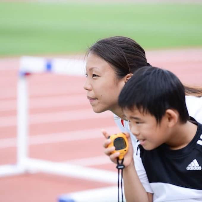 soarさんのインスタグラム写真 - (soarInstagram)「「スポーツの世界でも、一つのことをずーっと諦めずに続けることが美談のように語られがちですけど、続けることも、新しい道を探すことも、自分自身の選択なんですよね」 夫の裕士さんは、聴覚障害のある選手の世界大会「デフリンピック」の日本代表経験があり、妻の千明さんは、今年のリオデジャネイロ・パラリンピックの視覚障害部門での日本代表に選ばれたという、夫婦揃っての陸上競技選手です。二人の出会いや、息子の諭樹くんが生まれてから今までの日々を、じっくり聞いてみることにしました🍁🏠 ・ ・ 「 『あなたは目、私は耳』二人一緒だから自然体で歩いてこれたーー聴覚障害・視覚障害のアスリート高田裕士・千明夫妻の足跡」 https://soar-world.com/2016/11/24/takada/ ・ ・ 「soar(ソアー)」は、人の持つ可能性が広がる瞬間を捉え、伝えていくメディアです🕊✨☘ https://soar-world.com/ ・ ・ #soar_world #アスリート #パラアスリート #パラリンピック #パラリンピック2020 #聴覚障害 #聴覚障害者 #視覚障害 #視覚障害者 #障害者 #夢の島競技場 #デフリンピック #陸上 #陸上競技 #障害者アスリート #手話 #筆談 #障害者スポーツ #ろう #聾学校 #盲学校 #先天性障害 #中途障害 #スポーツ #伴走 #結婚 #出産 #ADHD #子供 #走り幅跳び」10月27日 19時44分 - soar_world