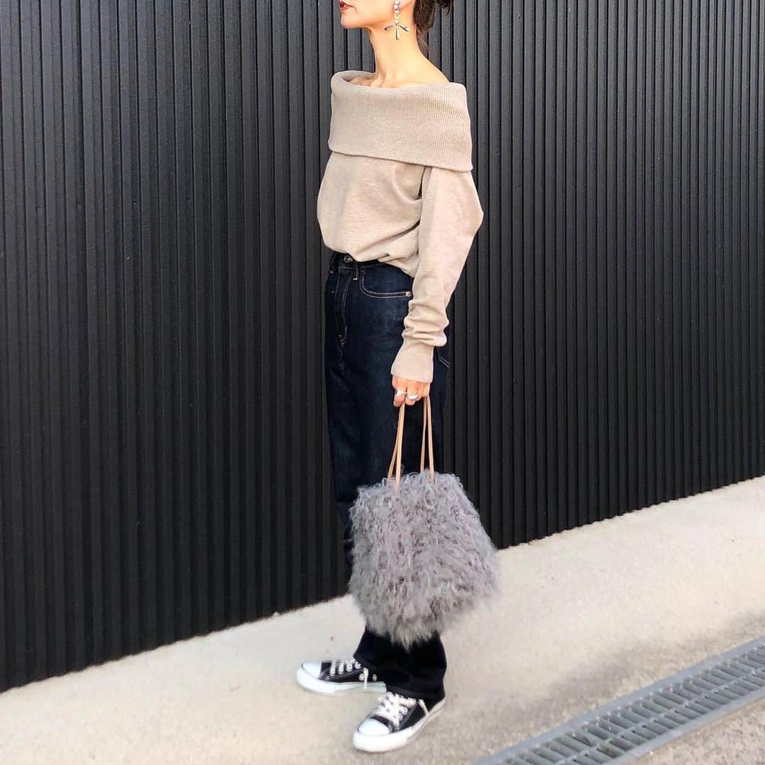 のインスタグラム：「10月27日(日) . . 花粉なのか風邪なのか、、鼻水出るし頭ぼーってするしまぶたが重い…💭 . 来週は @mite__official の大阪のpopup行くから早く治さなきゃᙏ̤̫❤︎ . もこもこのふぁーbagは @ricordi.official ‪⸜‪‪☺︎‬⸝‬‪‪ #フェイクチベットファーショルダーバッグ . 3色あってわたしはグレーに‪⸜‪‪☺︎‬⸝‬‪‪ 内ポケットも付いてるしたくさん入るよ\\(◡̈)/♥︎ . . #リコルディ #kaumo_fashion #locari #ponte_fashion #ootd_kob #r_fashionista #mineby3mootd #おちびコーデ #おちびの輪 #プチプラファッション #シンプルコーデ #デニムコーデ #アラフォーコーデ #155cmコーデ #オトナカジュアル #大人カジュアルスタイル #黒コン #スニーカーコーデ #ハイウエストストレートジーンズ #ストレートデニム #ファーバッグ #オフショルコーデ #keico #ベージュコーデ」
