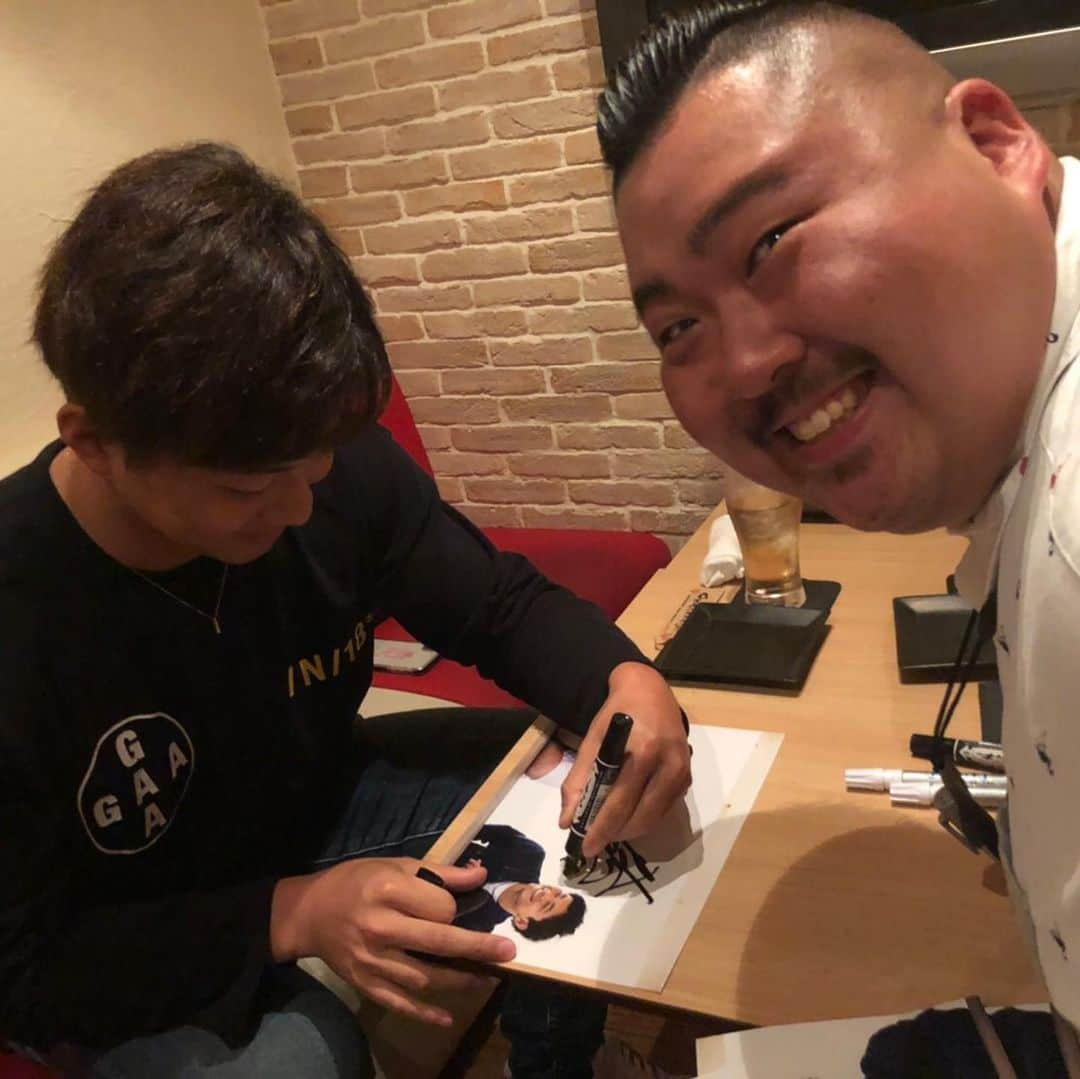 成田翔さんのインスタグラム写真 - (成田翔Instagram)「先日の宮崎でのオフにbigfumiさんとご飯にいってきました！ 来シーズンに向けてsoar聴いて頑張ってます👍 これからもお互い頑張りましょう！」10月27日 19時47分 - kakeru_41