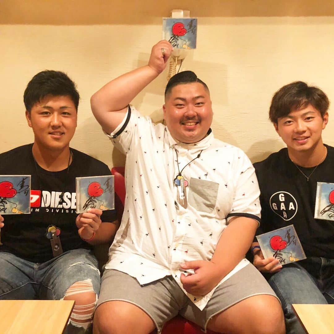 成田翔のインスタグラム：「先日の宮崎でのオフにbigfumiさんとご飯にいってきました！ 来シーズンに向けてsoar聴いて頑張ってます👍 これからもお互い頑張りましょう！」
