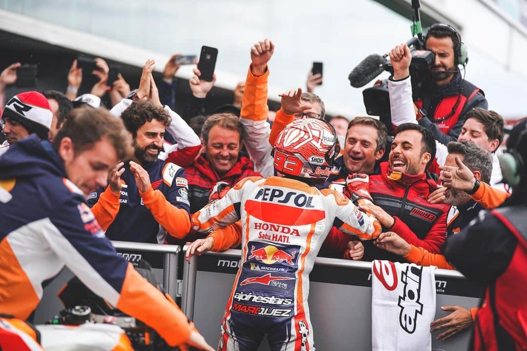 レプソル・ホンダのインスタグラム：「Find a happier Parc Ferme 🤗」