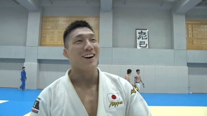 のインスタグラム：「・ 男子81キロ級 #藤原崇太郎 選手(#日体大)に 「#ミテネー」お願いしました🙌  選手、スタッフ、関係者、観客の皆様に 「テレビ東京ミテネー」と ひたすらコメントを頂くシリーズ。 それぞれのポーズやアレンジがある中、 しばらく考え抜いた藤原選手の「ミテネー」は？ その感想は？ 藤原選手ありがとうございました🙇‍♂️ ・ テレビ東京 #BSテレビ東京 #JudoOsaka  #柔道グランドスラム2019 #11月22日開幕 #SotaroFujiwara」
