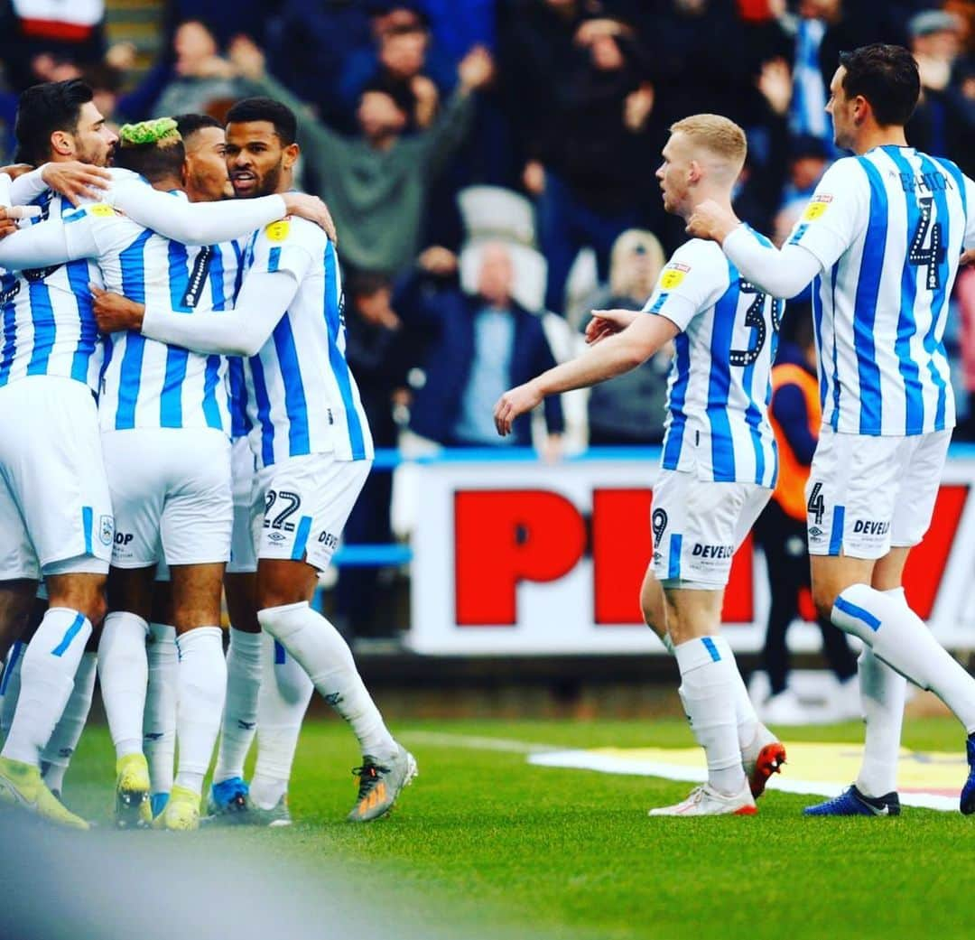 フレイザー・キャンベルのインスタグラム：「Happy Sunday ppl ☺️🙌🏾 looking forward to some family time down at @htafc for the fireworks display. See you all down there #utt」