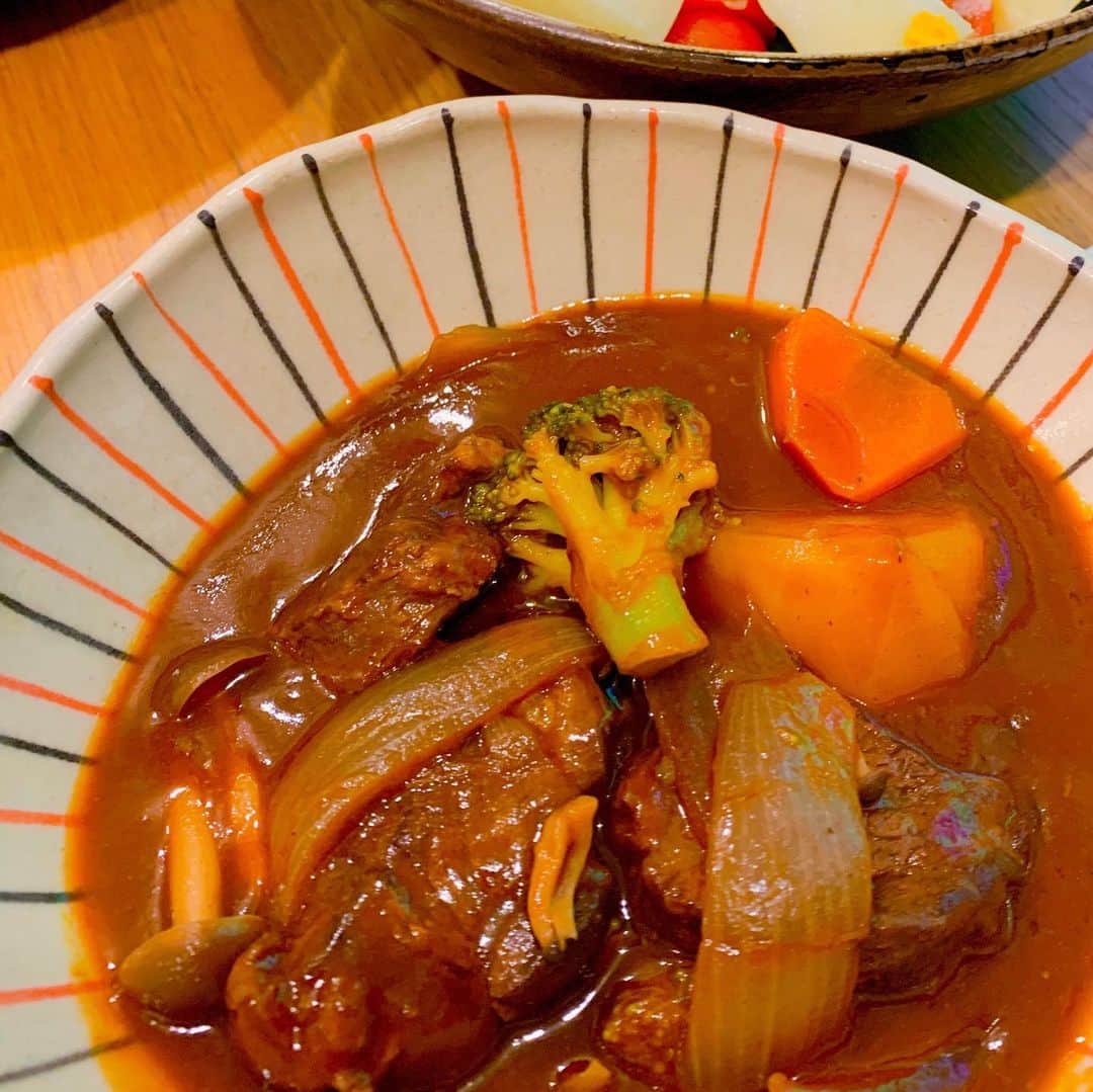 佐藤智美のインスタグラム：「今年もビーフシチューの美味しい季節がやってきました〜〜💕 なんだかんだでやっぱりおいしい…  デザートはローソンの和菓子🍡✨ いつも可哀想だけど美味しいから… グスン.°(ಗдಗ。)°.💦 ごめんね〜〜😭 #ビーフシチュー  #はじめました  #ニース風サラダ  #ローソンスイーツ  #リラックマ  #パンプキンプリン味」