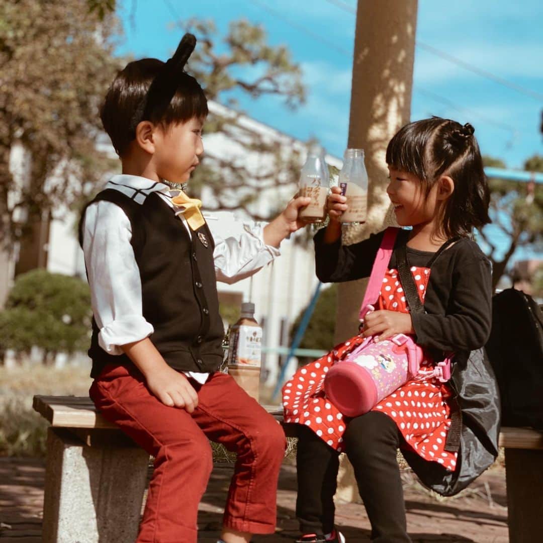 高橋菜摘のインスタグラム：「❤︎ ❤︎ ❤︎ 身長も体重もキャラも一緒なクラスの子♡ 2人とも(超)社交的でお友達を越えて お母さん達にもガンガン絡んで この2年何度一稀くんのお母さんですよね？ って言われたことか🤣笑っ いつも名前呼んでくれるんです！って☺️ どこで記憶力使ってんねん！って感じ🤣 保育園でもないのに 年上の友達も年下の友達も多くて この2人には本当尊敬する。😂 これからも仲良くしてね しっかり者の息子のお世話係さん♪ 絶対いい嫁になるわ〜♡ . そんな彼女と街中のハロウィンに参加👻 商店街をあげて一軒一軒回って 合言葉を言ってお菓子ゲット🍪🍭 その昔ハロウィンは 自分達のためのものだったけど もう子供達にあげるよっ！笑 とはいえ楽しんじゃうけどね🎃 ____________ #Dハロ の足元にも及ばない 思いついて要らないモノで 5分で出来た#適当仮装 笑♡」
