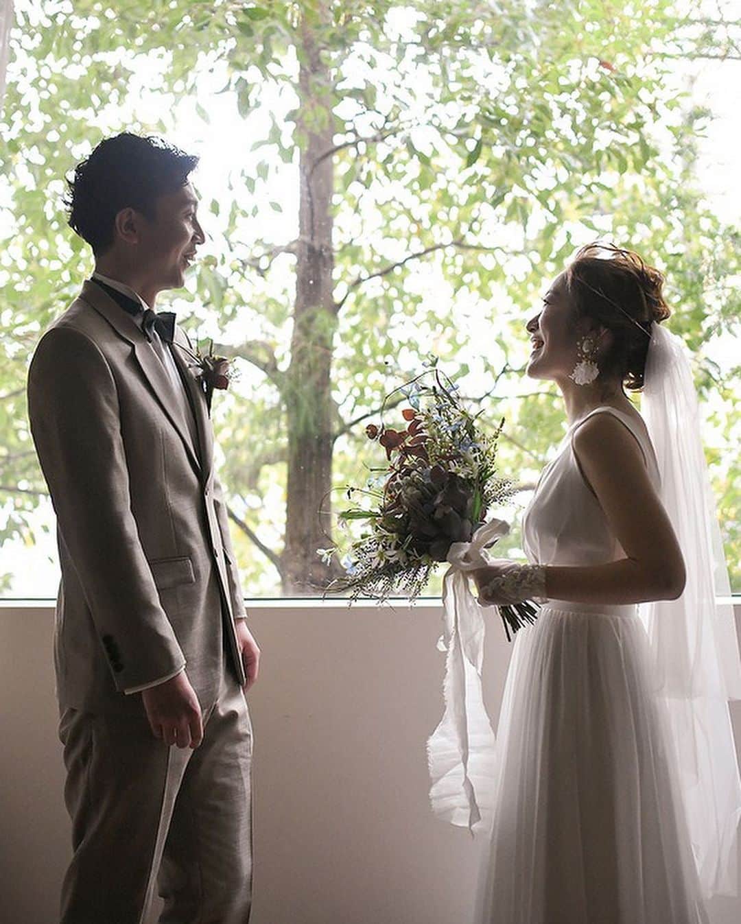 ARCH DAYS Weddingsさんのインスタグラム写真 - (ARCH DAYS WeddingsInstagram)「チャペル挙式において、忘れてはならない小物といえばウェディンググローブ。﻿ ﻿ ﻿ 花嫁の着こなしの一部として浸透しているアイテムですが、どのような意味があってグローブを身に着けるのかをご存じですか？✨﻿ ﻿ ﻿ 今回は、ウェディンググローブに込められた素敵な意味や、おしゃれな着こなし、選び方をご紹介します🕊﻿ ﻿ ﻿ ▽このCOLUMNを見るにはストーリーズを☑️﻿ 意外と知らない！ドレスに合わせる「ウェディンググローブ」の選び方﻿ ﻿ ﻿ ▽ARCH DAYSトップページはこちらから☑﻿ @archdays_weddings﻿ プロフィールのリンクから👰🏻﻿ ﻿ ﻿ ▽バースデー・ベビーシャワーなどの情報を見るなら💁🎉﻿ @archdays﻿ ﻿ ﻿ ----------------------﻿ #archdays #archdays_wedding  #アーチデイズ #アーチデイズウェディング #archdays花嫁 #weddinggloves #weddingglove #bridalglove #bridalgloves #ウェディンググローブ #ブライダルグローブ #ウェディング小物 #結婚式小物 #ブライダル小物 #ウェディングアクセサリー #結婚式アクセサリー #ブライダルアクセサリー #ウェディング準備 #結婚式準備 #プレ花嫁準備 #結婚式 #ウェディング #プレ花嫁 #プレ花 #卒花 #卒花嫁 #2020春婚 #2020夏婚 #2020秋婚 #2020冬婚﻿ ----------------------﻿ https://archdays.com/column/2019/10/24/48763﻿ ----------------------」10月27日 20時03分 - archdays_weddings