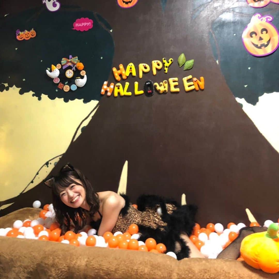 怜花のインスタグラム：「16人でハロウィン女子会しました🎃★ 一棟貸切のレンタルスペースがめちゃくちゃ可愛すぎました！！👻🍭 ・ ・ #halloween #halloweenparty #ハロウィン #ハロウィンパーティー  #仮装 #コスプレ #仮装女子会 #レンタルスペース」