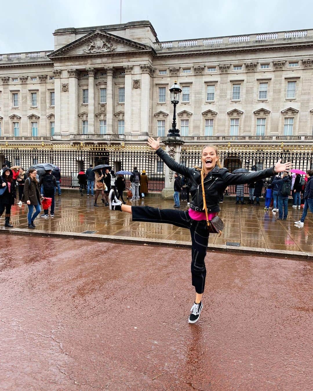 ニーナ・アグダルのインスタグラム：「“The Queen is here, act normal.” Me:」