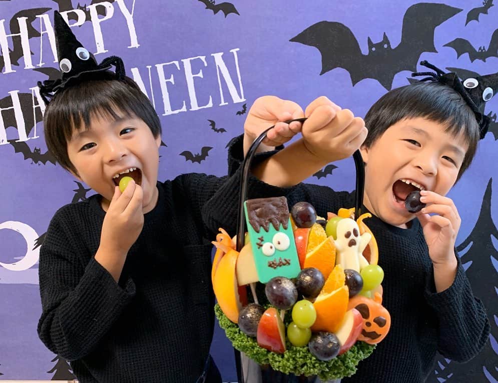 ᴋᴀɴᴀᴋöさんのインスタグラム写真 - (ᴋᴀɴᴀᴋöInstagram)「🎃👻🍭🍪🍫🍬 @fruitbouquet.japan さんから届いた素敵なフルーツブーケで Halloween party 🍎🍇🍊🍍🍓🍏🍌🍑🥝 * パイナップルがコウモリ🦇の形になってたり、巨峰には 金箔もついてたり🍇 めちゃくちゃ かわいいかったよ❣️ * フルーツやチョコには、1本ずつピックで刺してあるから、子供たちにも食べやすくて、ホームパーティーにも ピッタリ🎉 * 他にもかわいいブーケが色々あったので、気になる方は、フルーツブーケで 検索してみてね🕵🏻‍♂️🕵🏻‍♀️🍎 * 先日のリオのお熱は、すぐ下がりました🙆🏻‍♂️✨なんだったんだろ🤔たくさんのDM💌ありがとうございました❤️ * #フルーツブーケ#プレジール#PR#halloween#halloweenparty#ハロウィン#ハロウィンパーティー#グラこころのハロウィン#フルーツ」10月27日 20時13分 - kanakokko_34_
