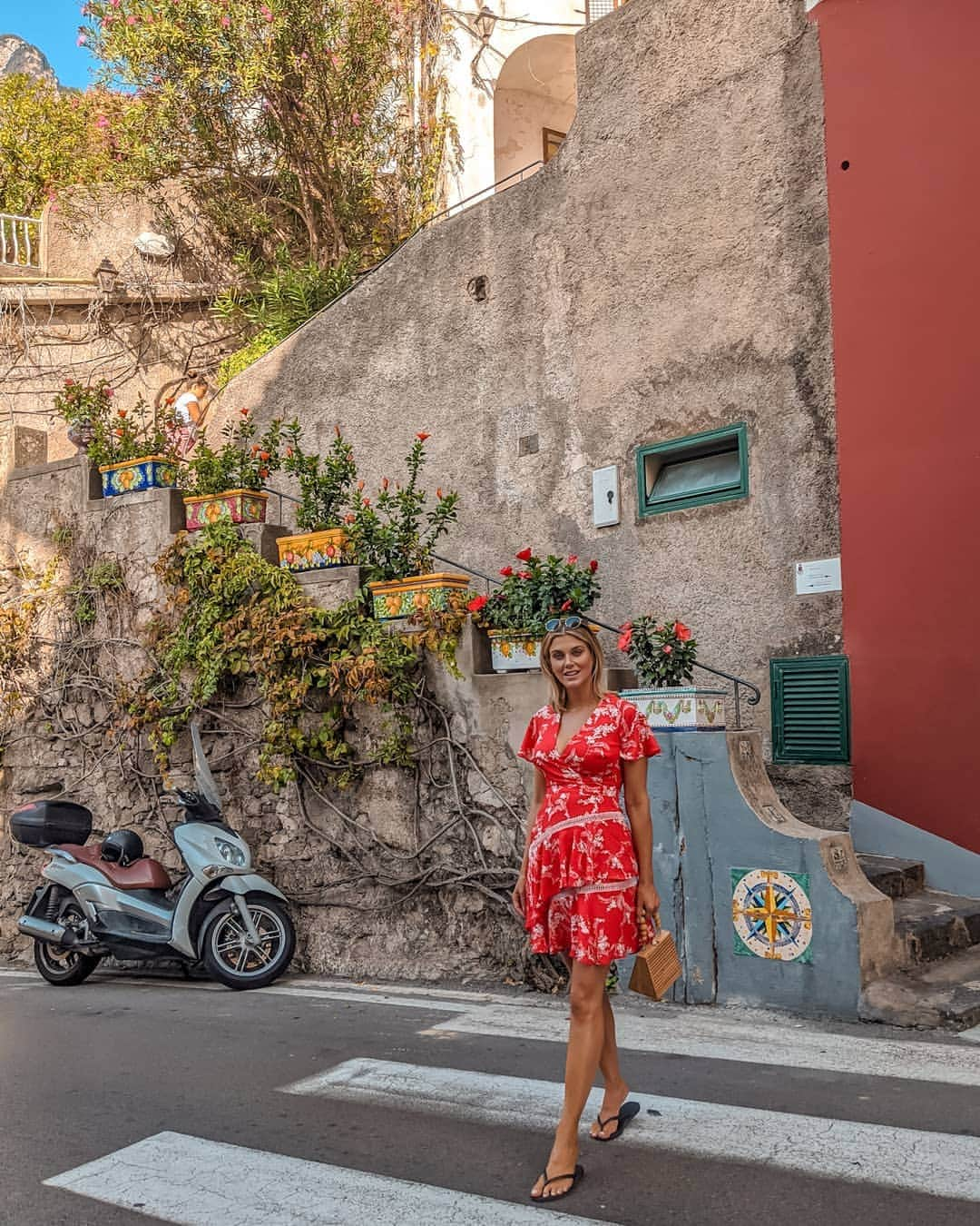 Ashley Jamesさんのインスタグラム写真 - (Ashley JamesInstagram)「Italian mornings. 🇮🇹❤️☕ Absolutely love getting lost amongst the hilly street of Positano. We found the nicest breakfast spot, it's called Casa e Bottega and has healthy smoothies, smashed avo, and diary free cappuccino. I'm very happy right now. ✨🙏 #posotano #italy」10月27日 20時23分 - ashleylouisejames