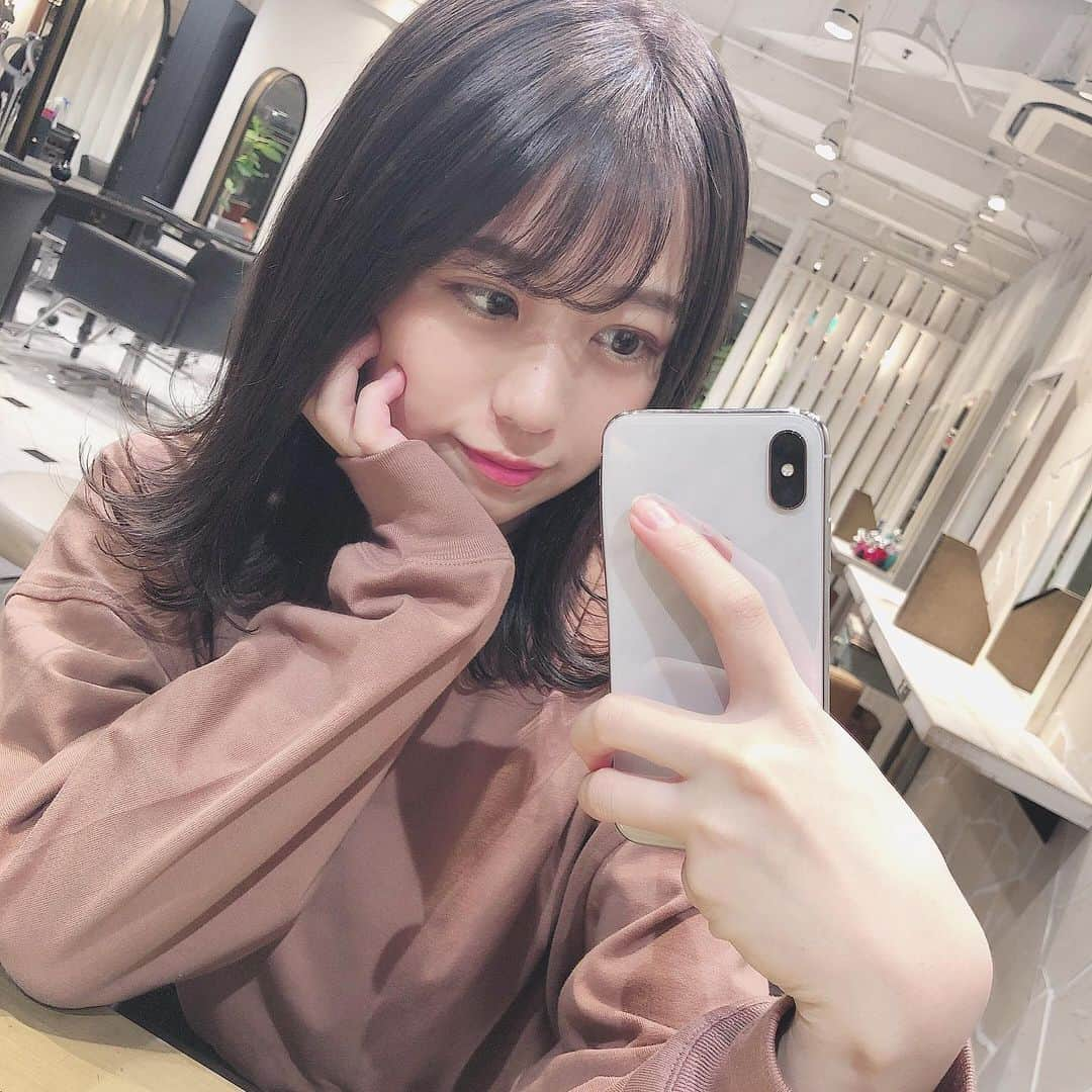 篠崎彩奈さんのインスタグラム写真 - (篠崎彩奈Instagram)「_ 髪暗くした〜☺︎ 写真で見るよりも暗いかも！ . @akkydirty ありがとうございました😊✂︎ . 今日着てる @uniqlo の モックネックTシャツ とても着心地がいい🥺♥️ 色違いで欲しくなった！ #原宿美容院　#minx #原宿　#プチプラコーデ #ユニクロ」10月27日 20時18分 - ayana.s_official