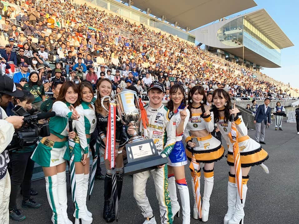 小越しほみさんのインスタグラム写真 - (小越しほみInstagram)「SUPER FORMULA最終戦決勝日🏎 ・ VANTELIN TEAM TOM’Sニック・キャシディ選手が 2019ドライバーズチャンピオンを獲得しました！！！🏆✨ ・ 本当に嬉しい... 感動です😭✨✨ ・ チームの皆さんやRQみんなの笑顔を見て 幸せな気持ちになりました😢💓 ・ 1年間応援ありがとうございました！ ・ 来週のSUPER GT最終戦も今日みたいに 笑顔と嬉し涙で溢れますように...😌🙏🏻✨ ・ ・ ・ ・ ・ #TomsRacing #SFormula #トムス #superformula #スーパーフォーミュラ #鈴鹿サーキット #ドライバーズチャンピオン #シリーズチャンピオン #champion #ニックキャシディ 選手 #racequeen #レースクイーン」10月27日 20時20分 - shihomi1129