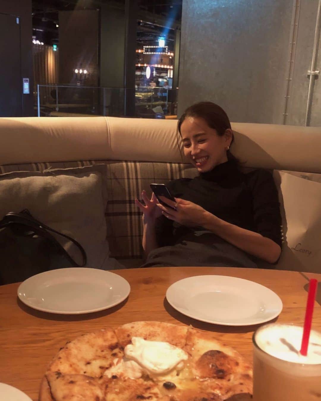 小嶋梨奈さんのインスタグラム写真 - (小嶋梨奈Instagram)「夜中の1時にケーキ食べた日🍰 や〜笑った！✌️✌️ #画角 。。笑 #夜中のケーキ #幸」10月27日 20時24分 - corina_718