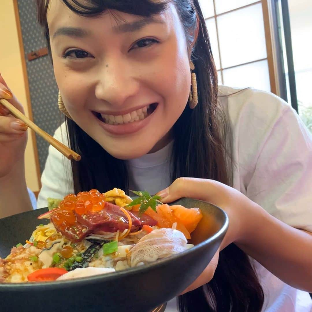 佐藤綾子さんのインスタグラム写真 - (佐藤綾子Instagram)「🐟どん🥬﻿ ﻿ ﻿ 西海市のおいしいものを詰め込んださいかい丼💓﻿ 海の幸、山の幸をたくさんのお店が﻿ 丹精込めてつくった丼です🤤﻿ ﻿ こちらは西彼町の鮨政さんの海鮮丼！！﻿ 見た目も味も彩り豊か〜！！！ どのお魚も新鮮でプリプリで……﻿ 口の中が大漁🐟🐟🐟🐟🐟🐟🐟﻿ ﻿ よく見たらラディッシュがハート型🥰﻿ ラッキーハッピー💞﻿ ﻿ さいかい丼フェアは11月4日(月・祝)までなので﻿ 次のお休みにはぜひお出かけしてみてください🤤﻿ ﻿ ﻿ #さいかい丼 #西海市 #さいかい丼フェア #saikaidon﻿ #鮨政 #丼めし #丼 #西海﻿ #ncc #長崎文化放送 #アナウンサー #休日」10月27日 20時33分 - satoaya_ncc